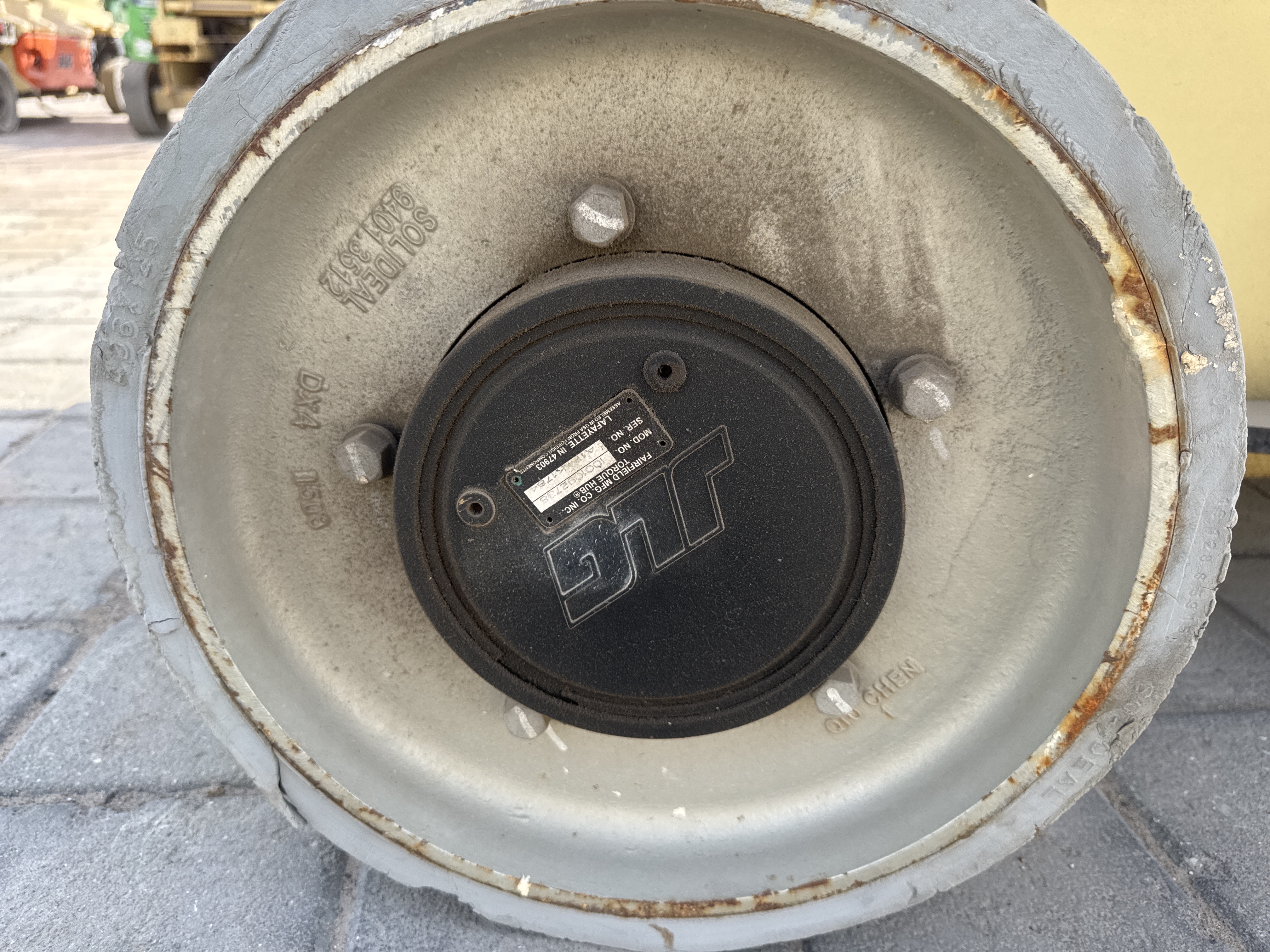 SLA-014-JLG-2646ES-Scissor-lifts-inspection-Chassis-Wheel-hub-condition-1