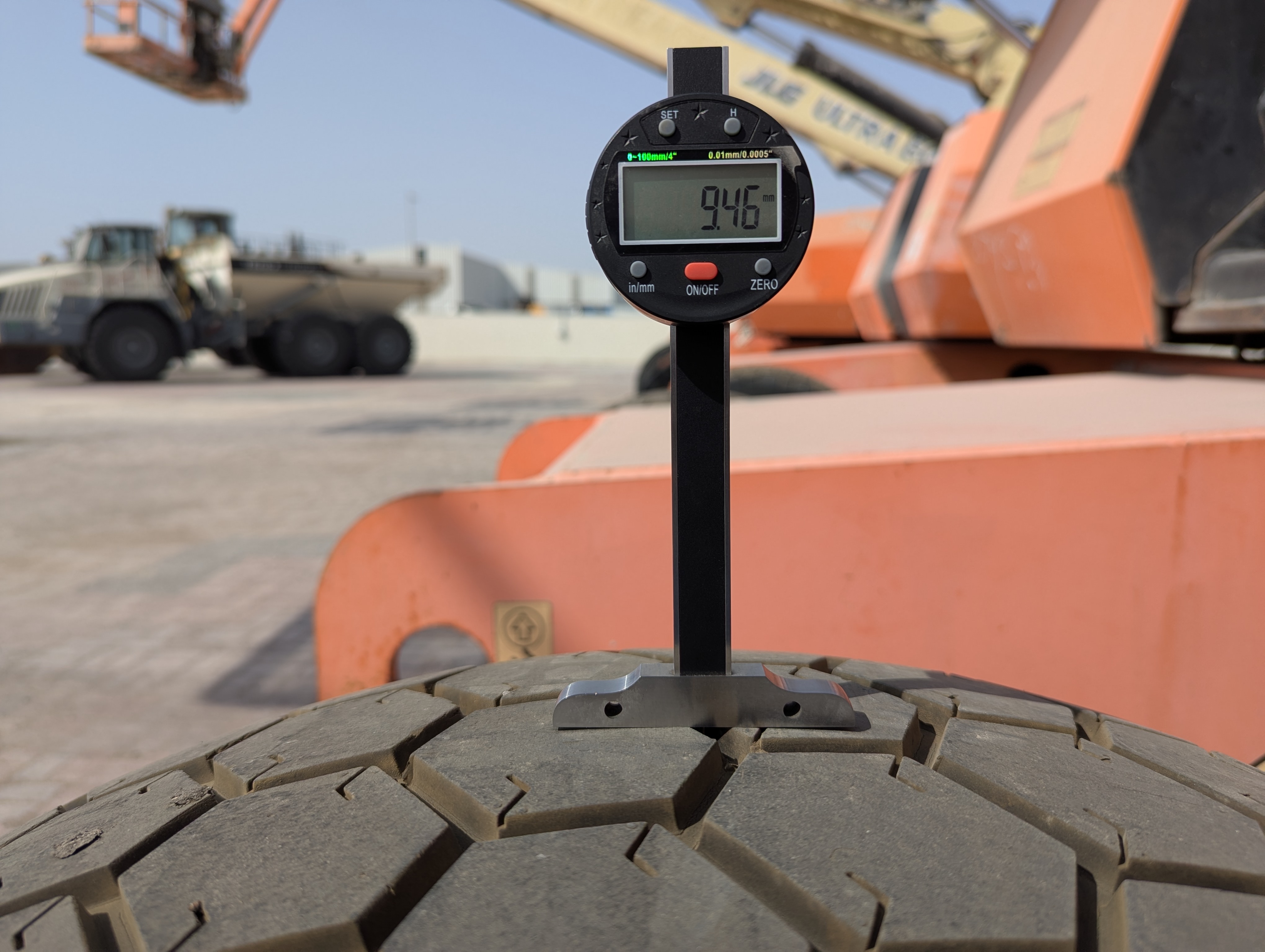 BLA-010-JLG-600S-Boom-lifts-inspection-Chassis-Left-front-tire---tread-depth-1
