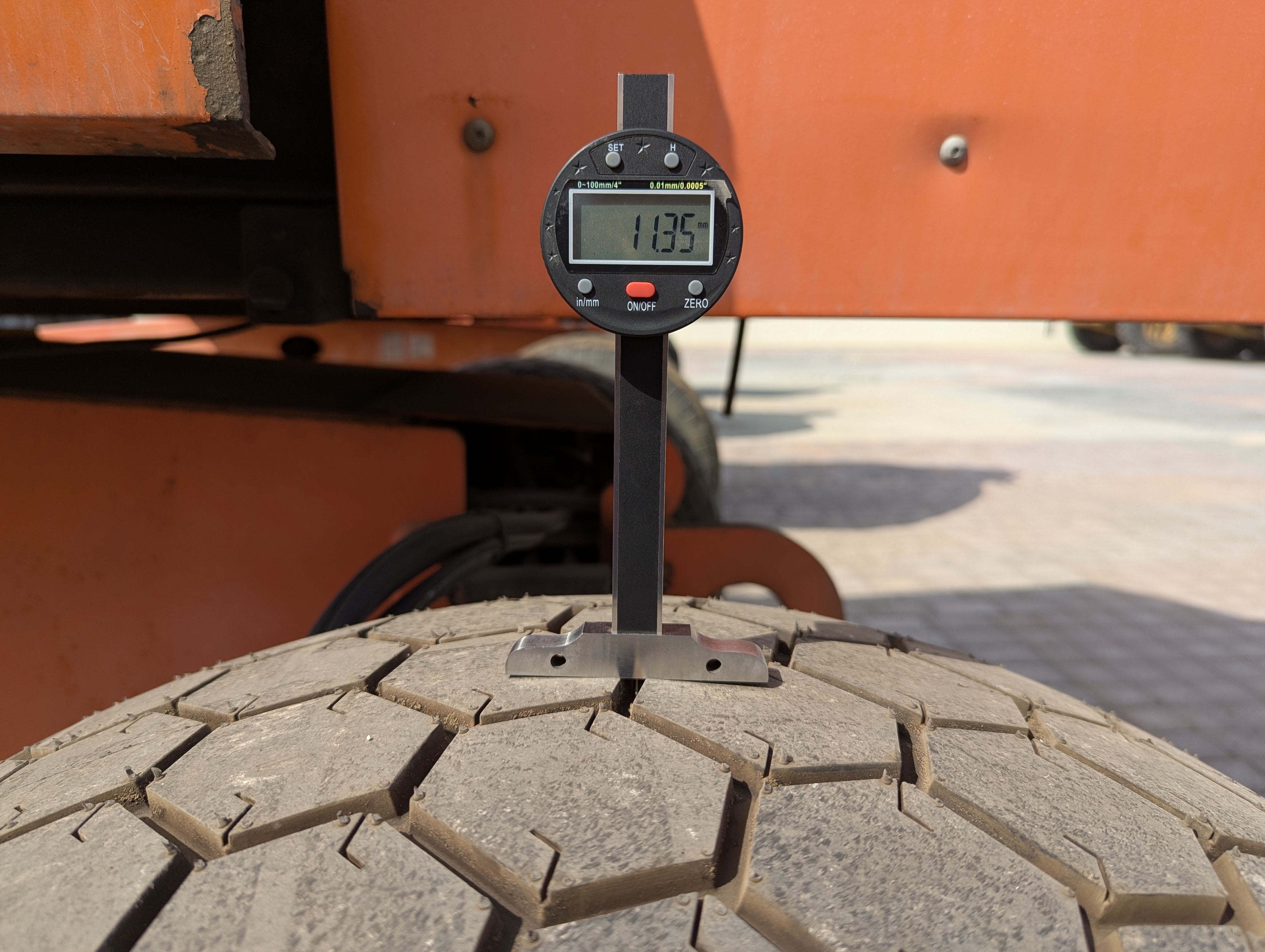 BLA-010-JLG-600S-Boom-lifts-inspection-Chassis-Left-rear-tire---tread-depth-1