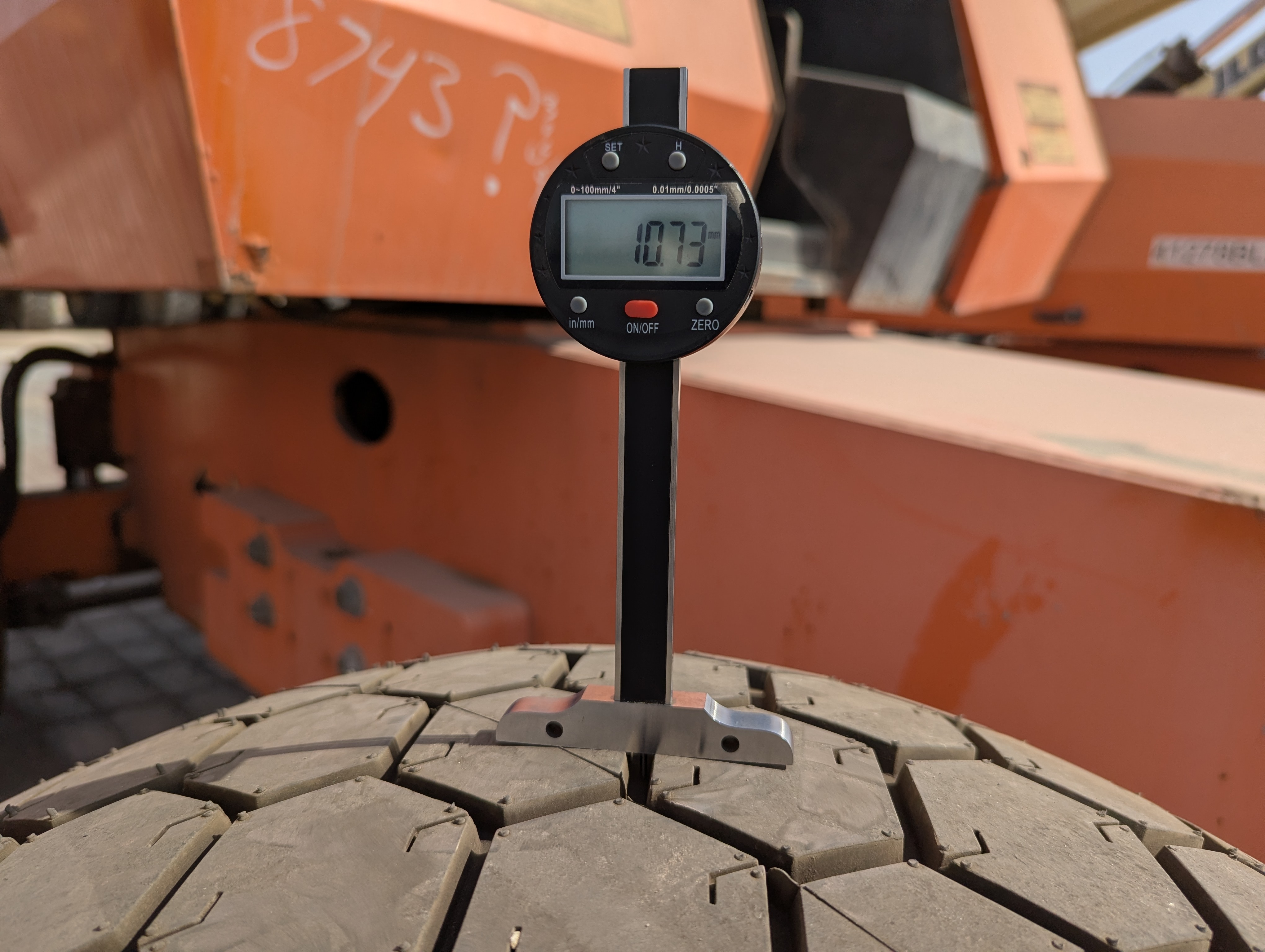 BLA-010-JLG-600S-Boom-lifts-inspection-Chassis-Right-front-tire---tread-depth-1