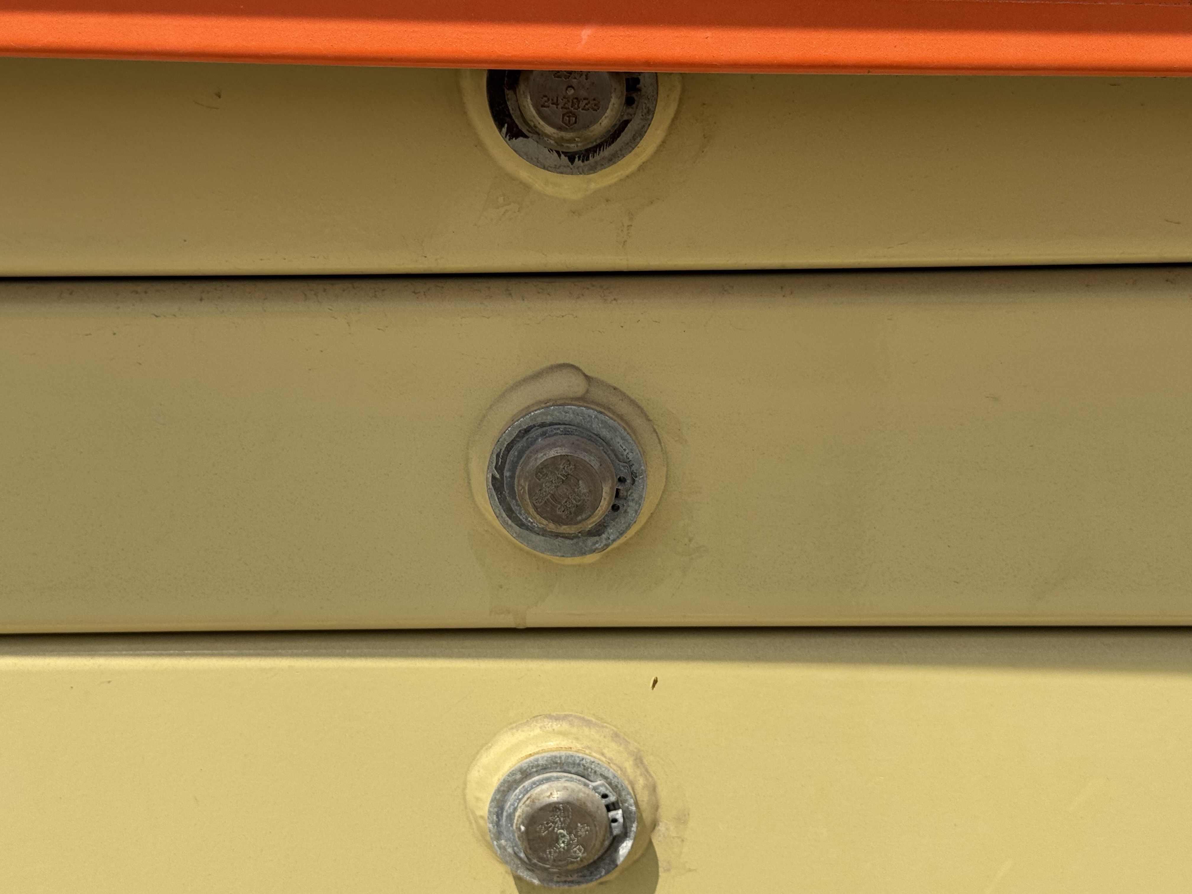 SLA-014-JLG-2646ES-Scissor-lifts-inspection-Hydraulics-Hydraulic-pins-/-locks-1
