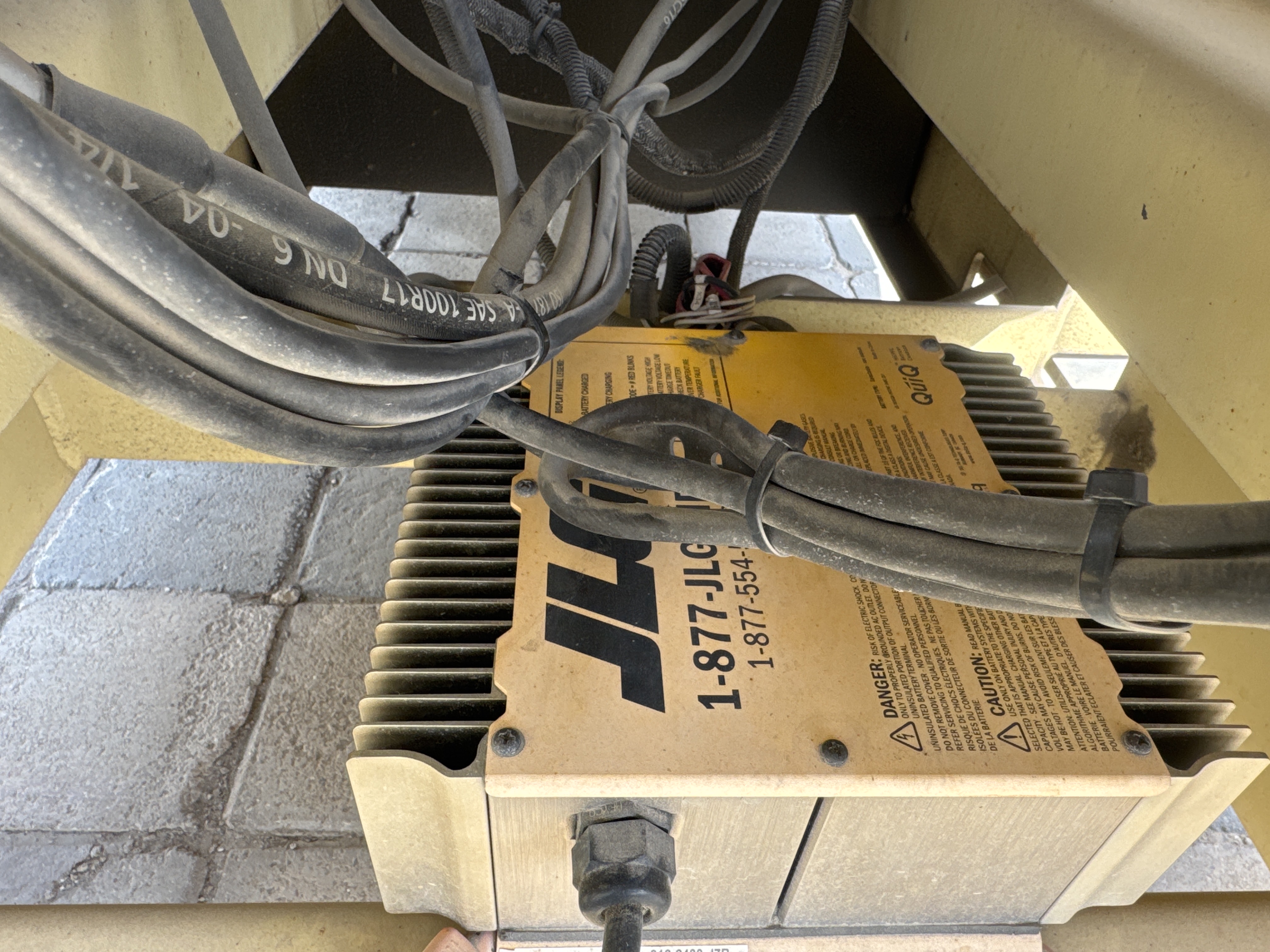 SLA-014-JLG-2646ES-Scissor-lifts-inspection-Electronics-Battery-and-charging-system-1