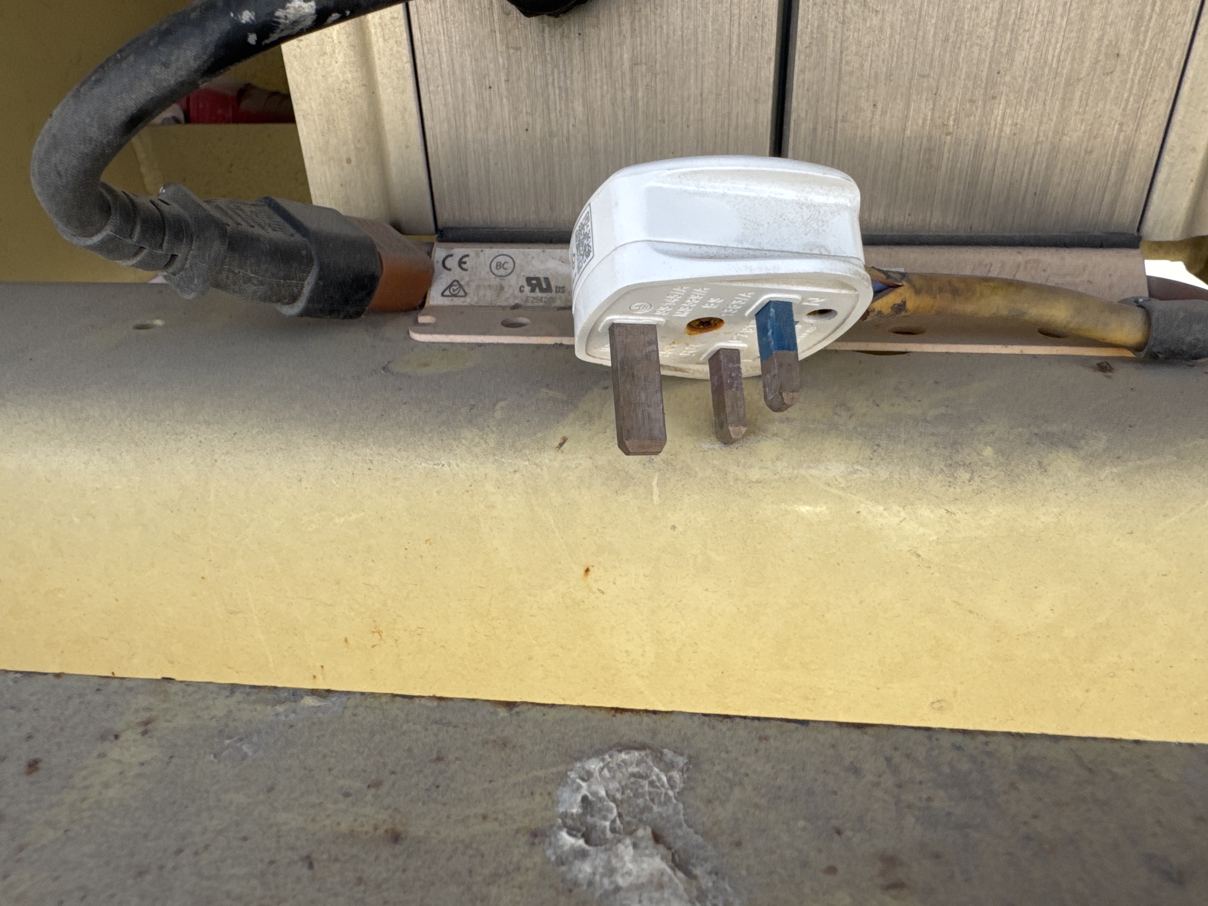 SLA-014-JLG-2646ES-Scissor-lifts-inspection-Electronics-Charging-port-1