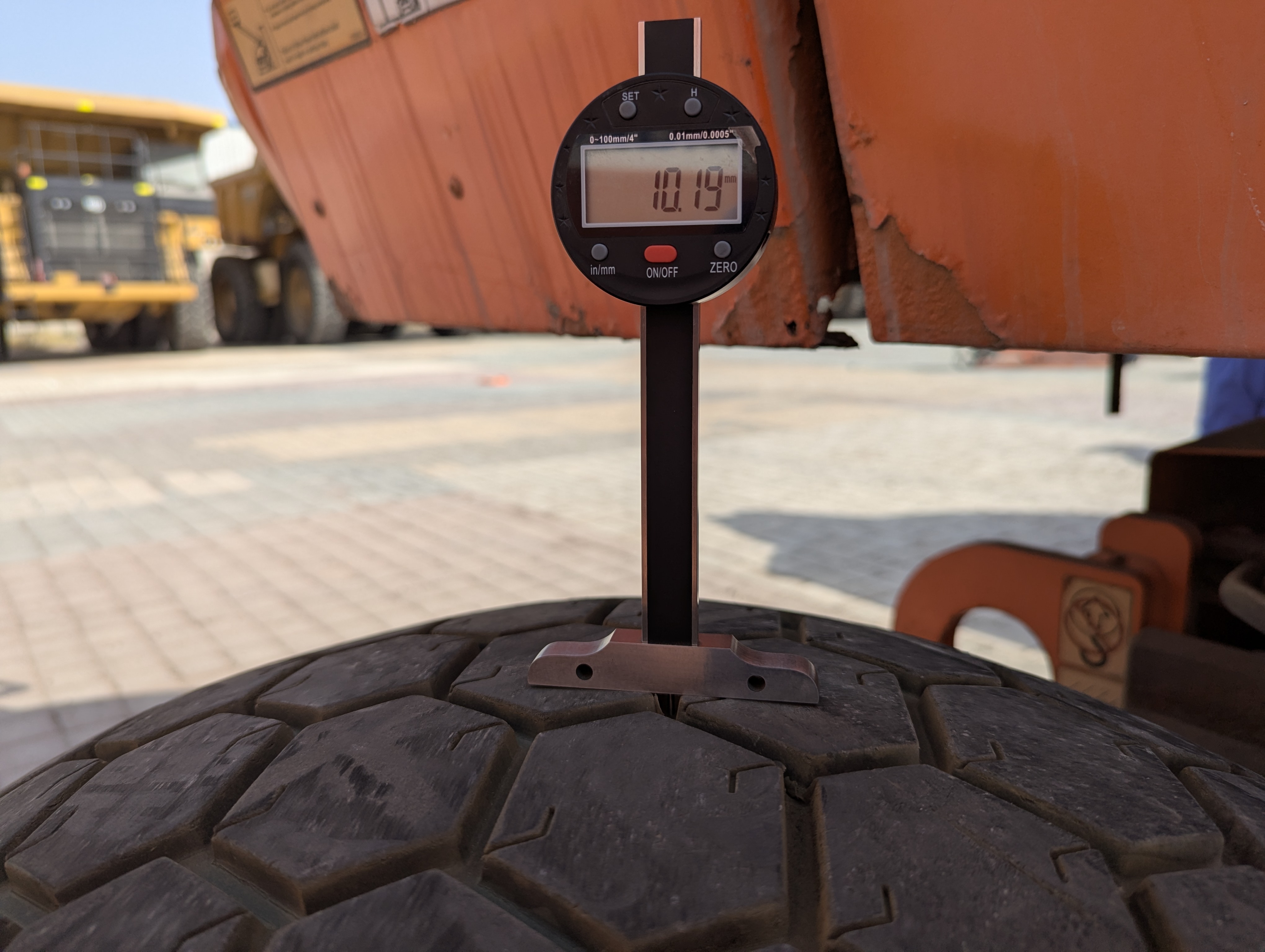 BLA-010-JLG-600S-Boom-lifts-inspection-Chassis-Right-rear-tire---tread-depth-1
