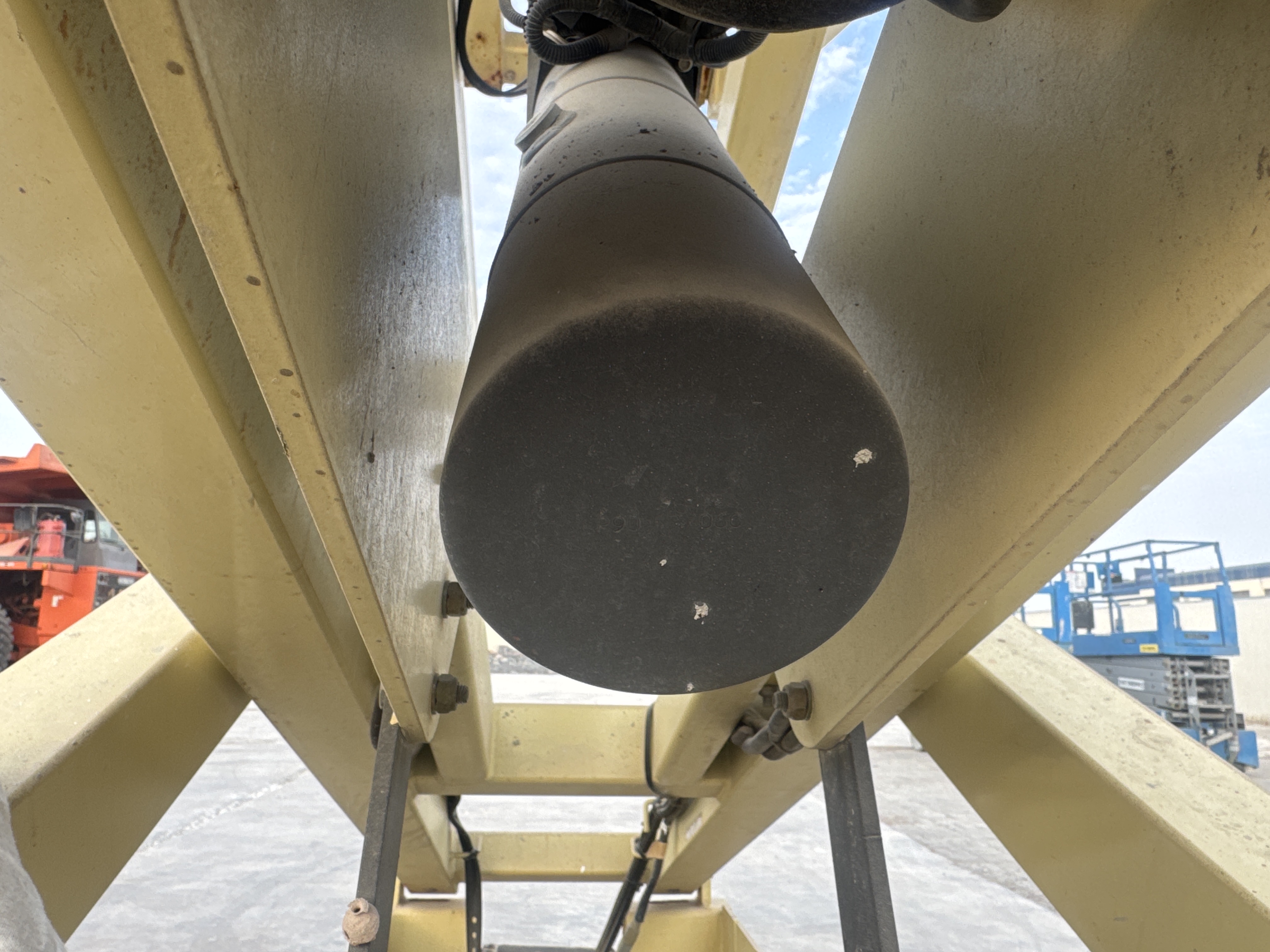 SLA-015-JLG-2646ES-Scissor-lifts-inspection-Hydraulics-Hydraulic-Tank-1