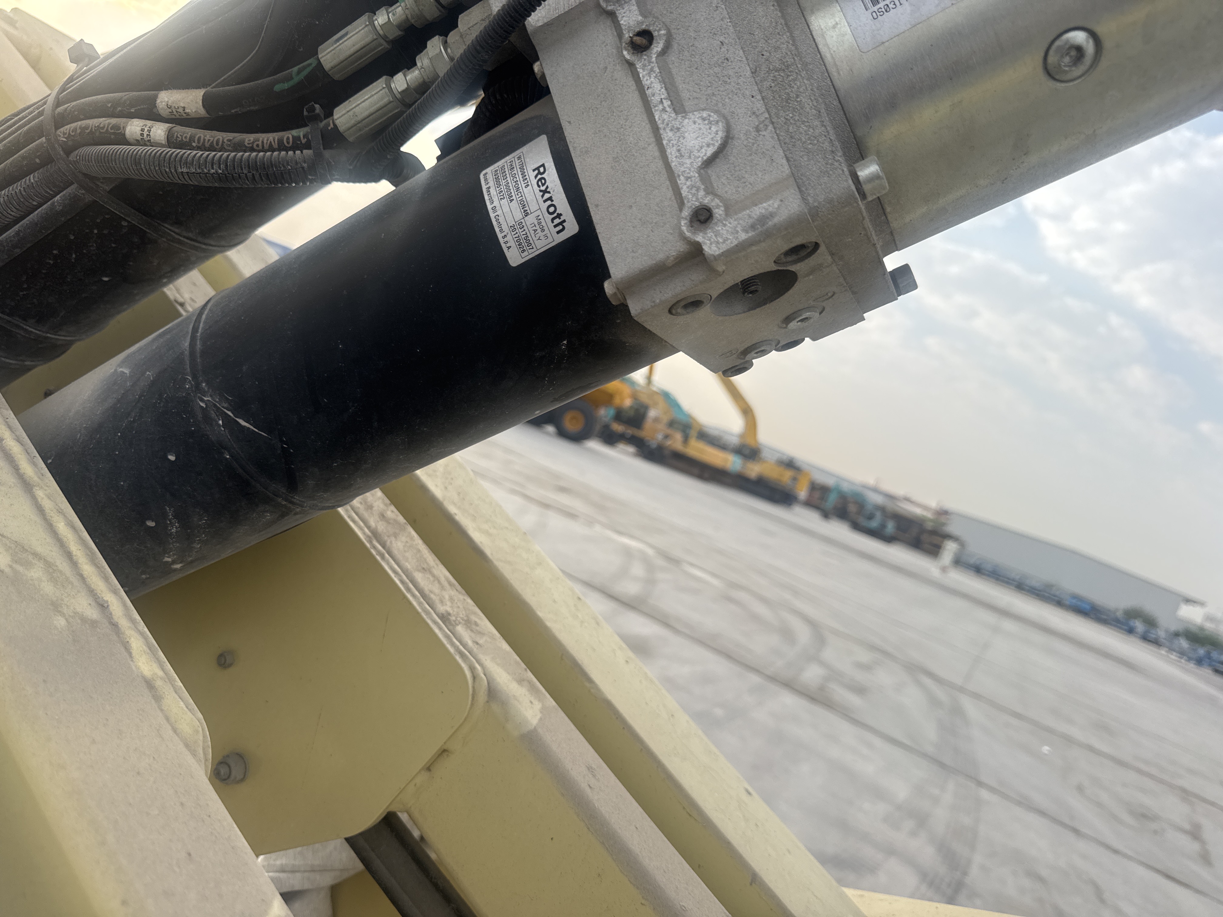 SLA-015-JLG-2646ES-Scissor-lifts-inspection-Hydraulics-Hydraulic-Tank-1