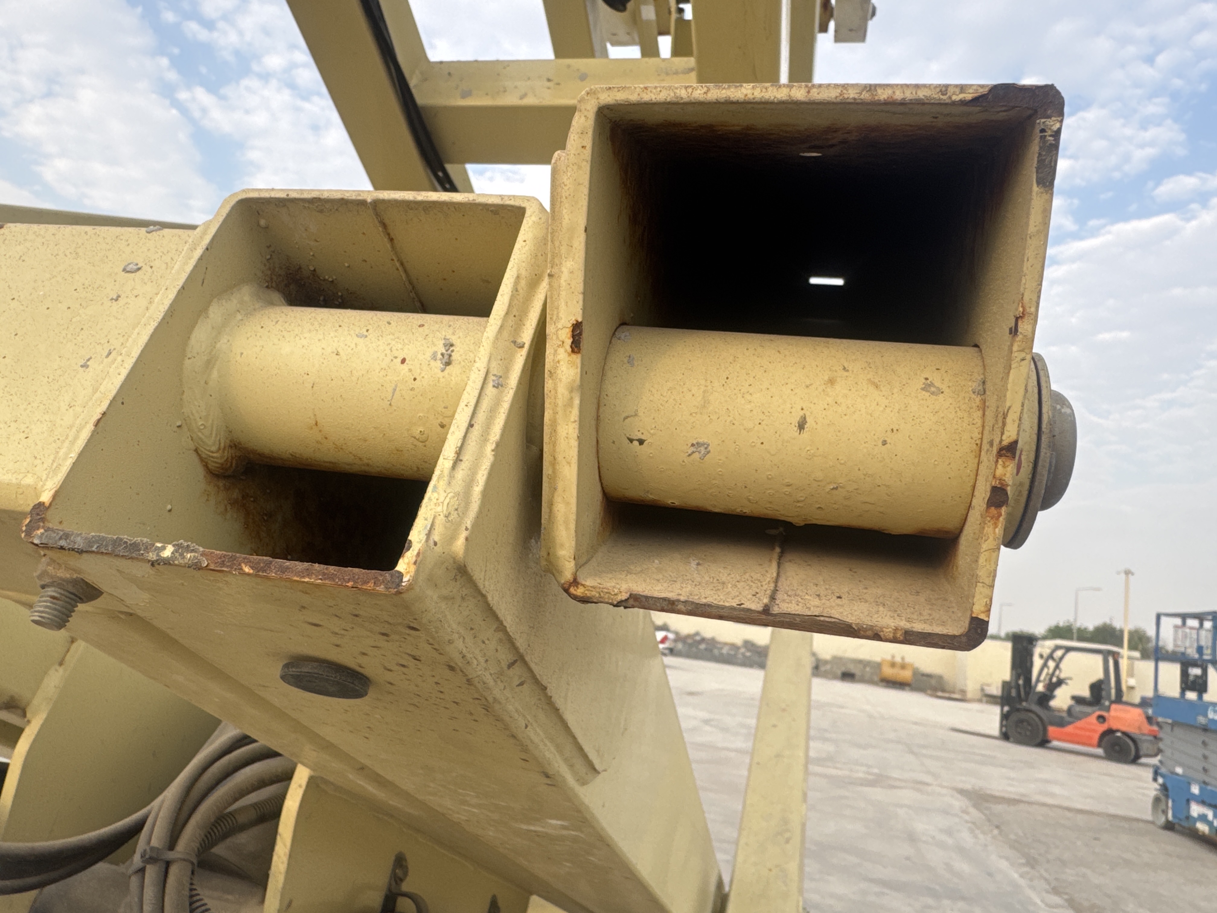 SLA-015-JLG-2646ES-Scissor-lifts-inspection-Hydraulics-Hydraulic-pins-/-locks-1