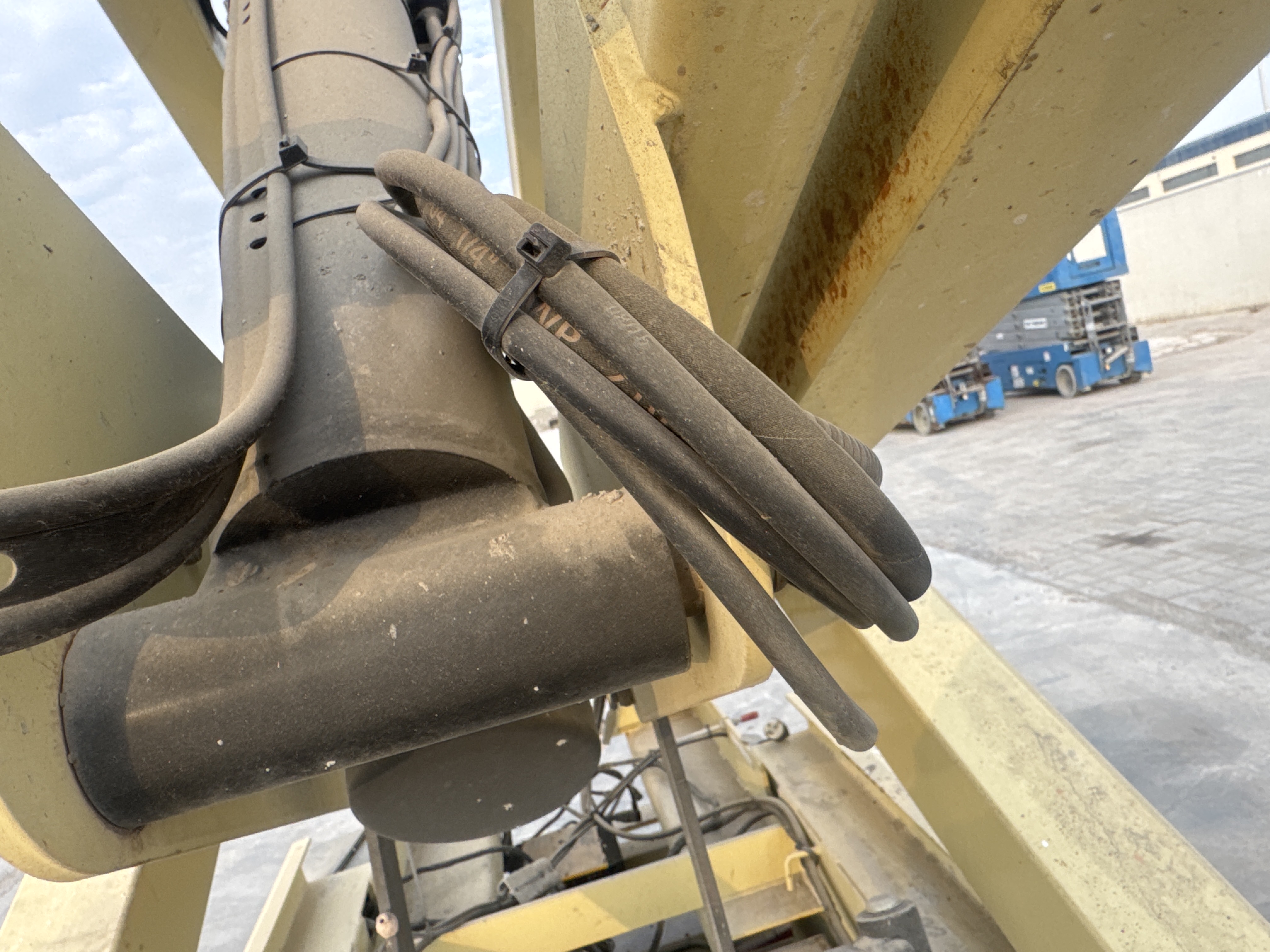 SLA-015-JLG-2646ES-Scissor-lifts-inspection-Hydraulics-Hydraulic-hoses-and-lines-1