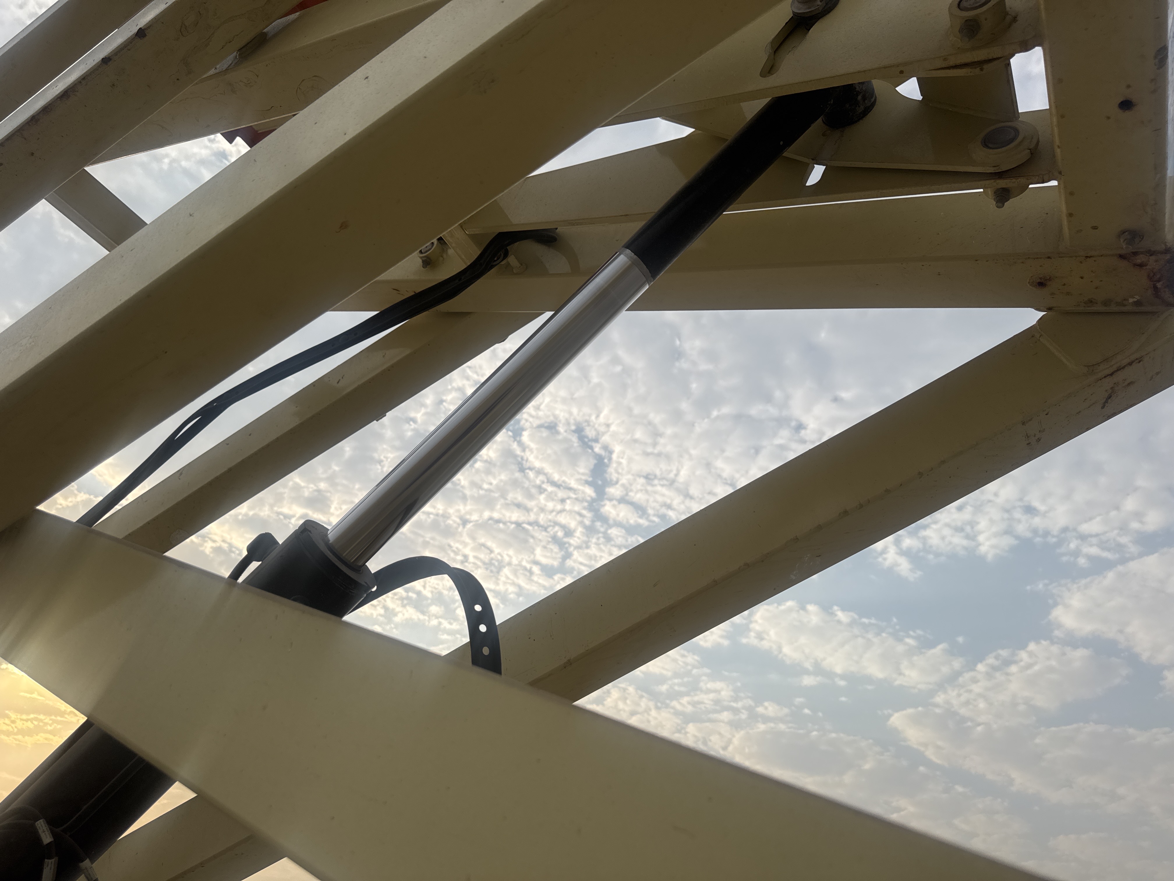 SLA-015-JLG-2646ES-Scissor-lifts-inspection-Hydraulics-Scissor-cylinders-1