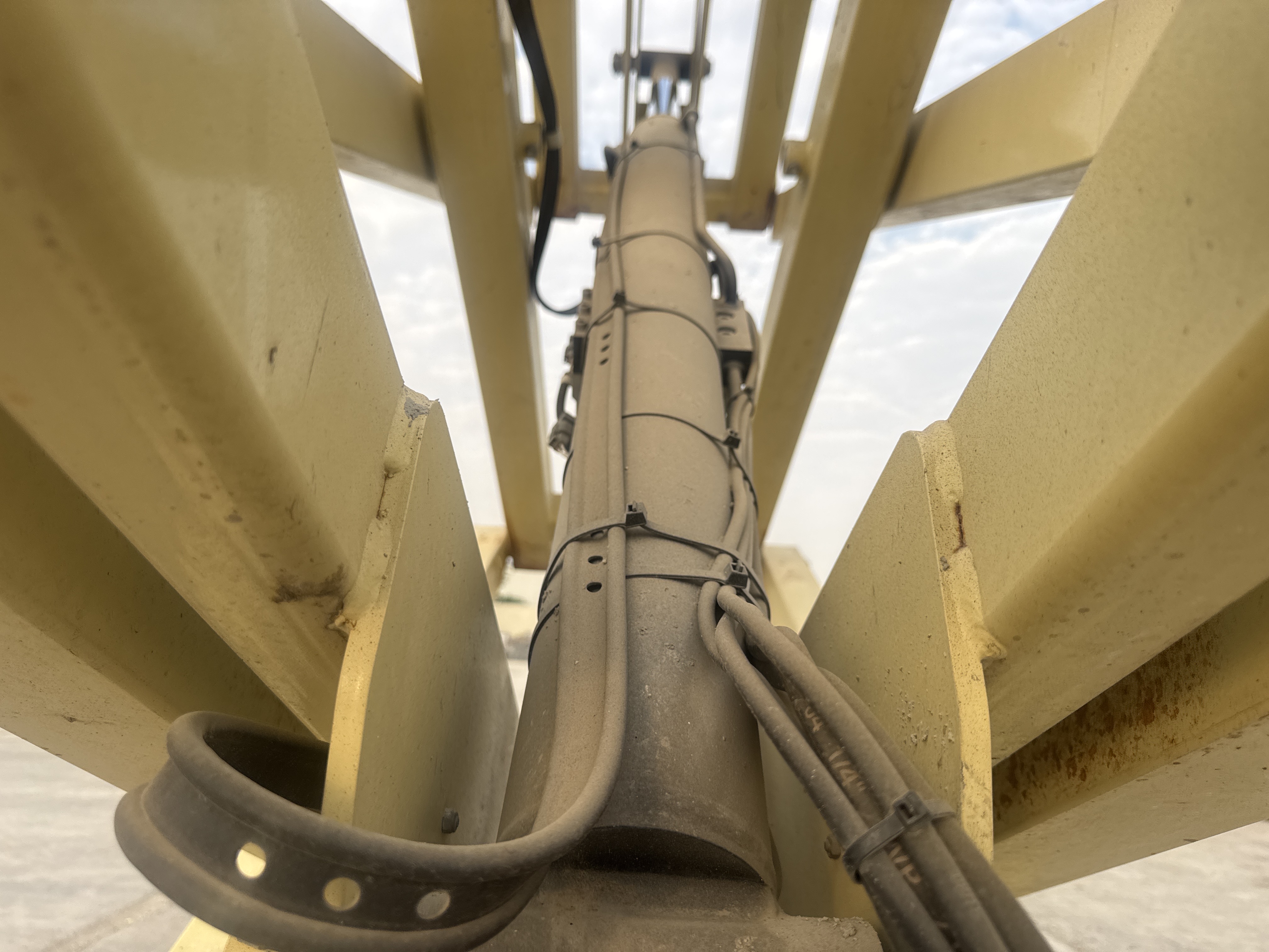 SLA-015-JLG-2646ES-Scissor-lifts-inspection-Hydraulics-Scissor-cylinders-1