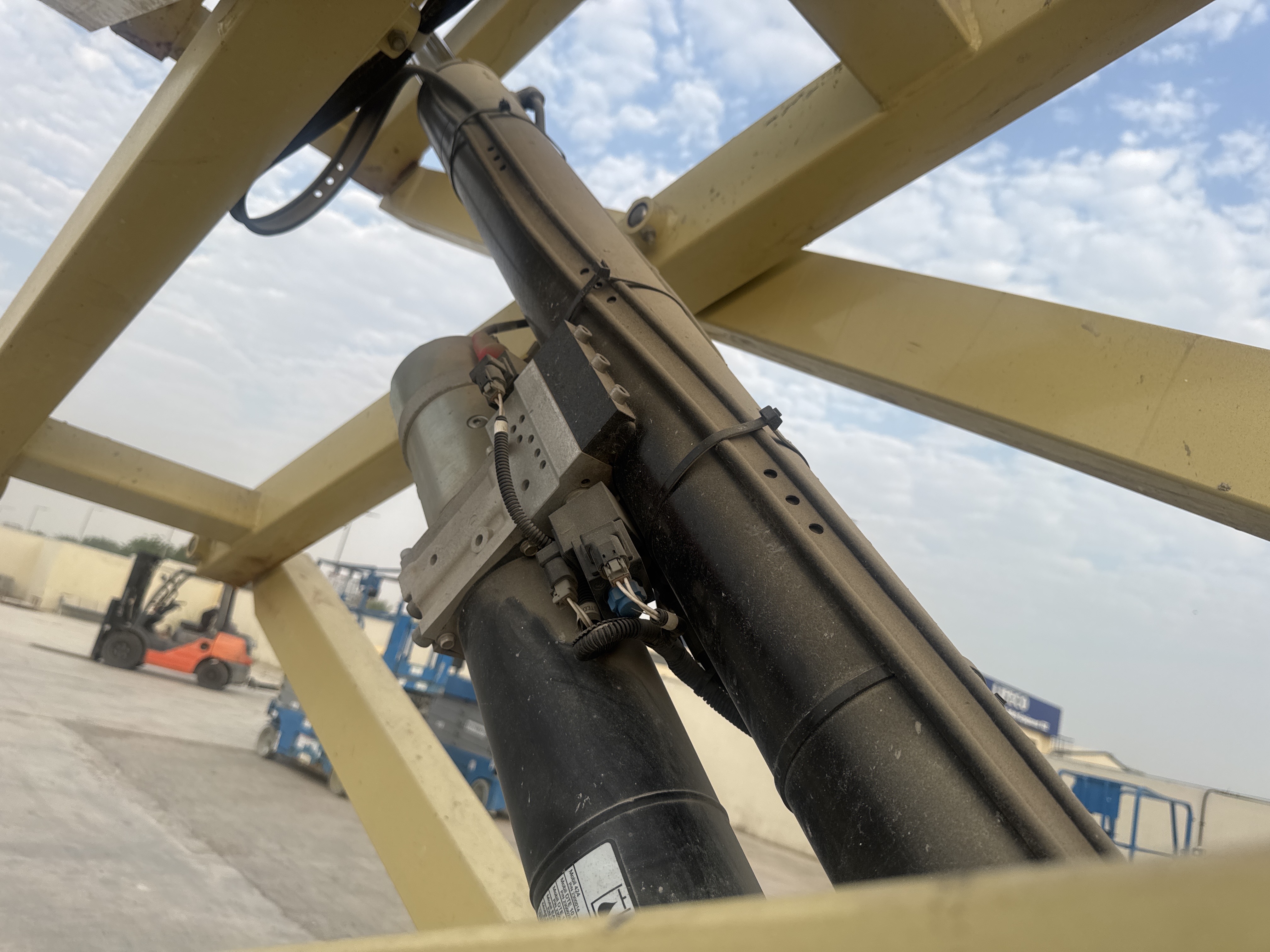 SLA-015-JLG-2646ES-Scissor-lifts-inspection-Hydraulics-Scissor-cylinders-1