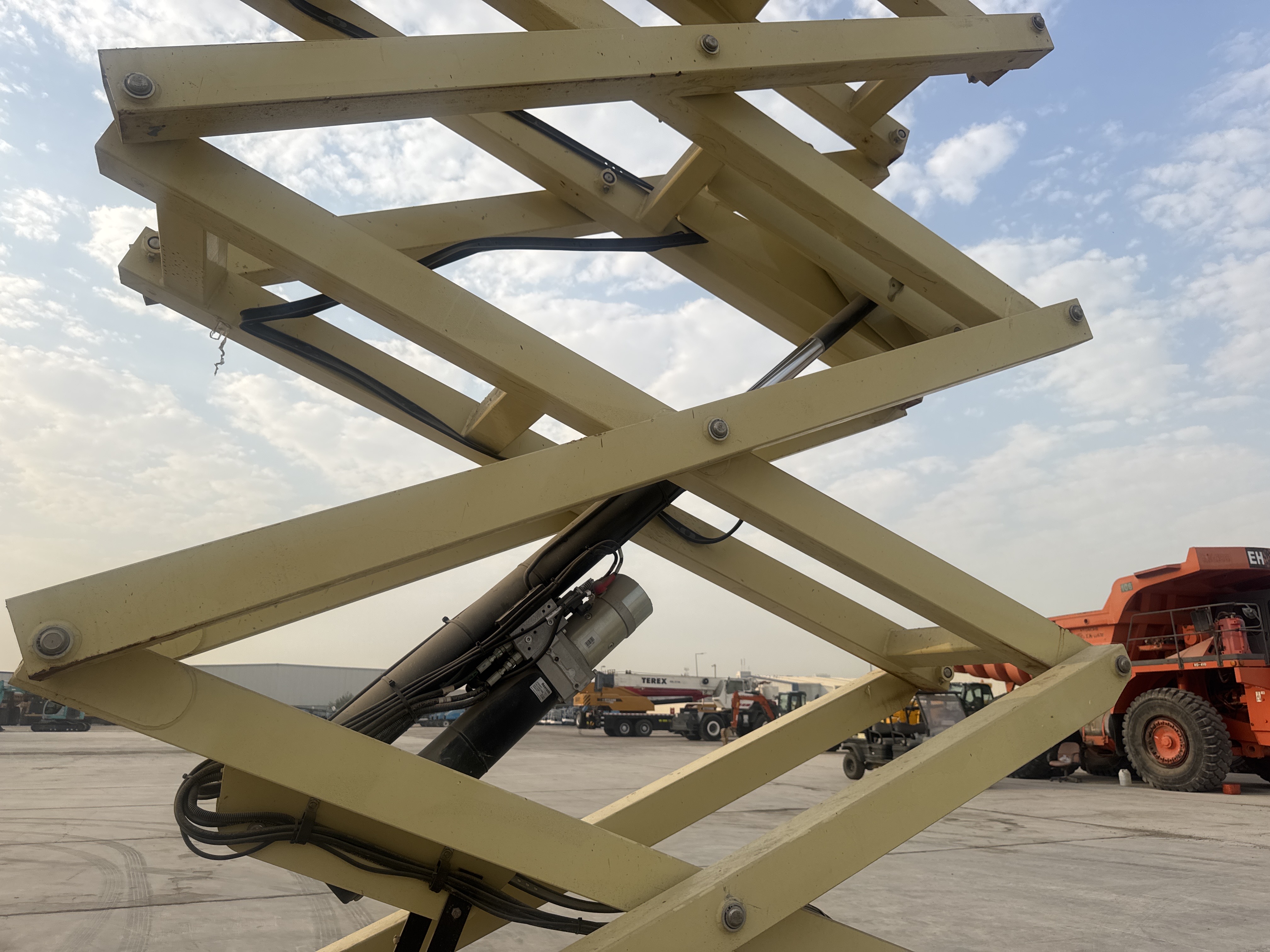 SLA-015-JLG-2646ES-Scissor-lifts-inspection-Structure-Scissor-arms-1