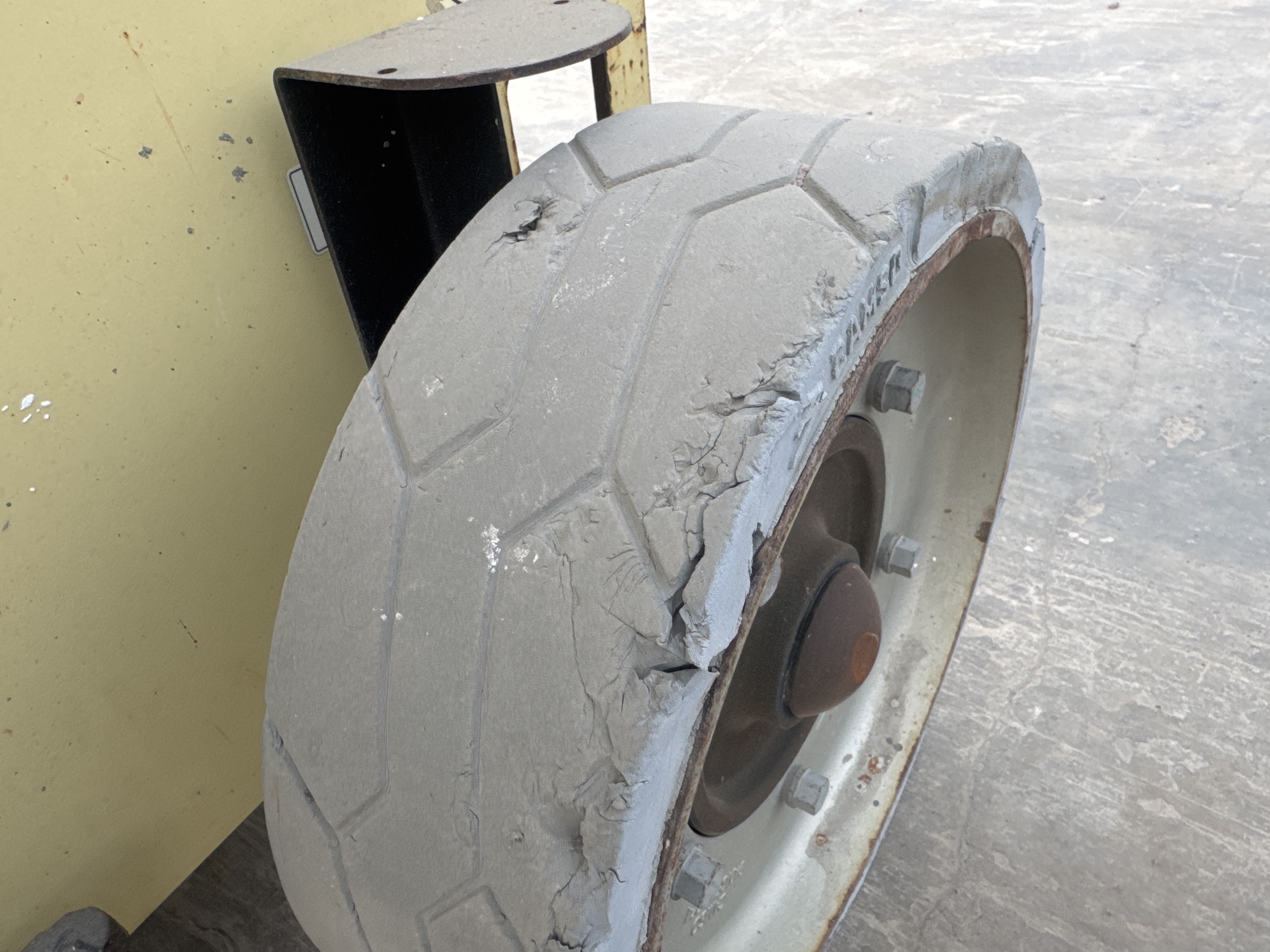 SLA-015-JLG-2646ES-Scissor-lifts-inspection-Chassis-Tires-condition-1