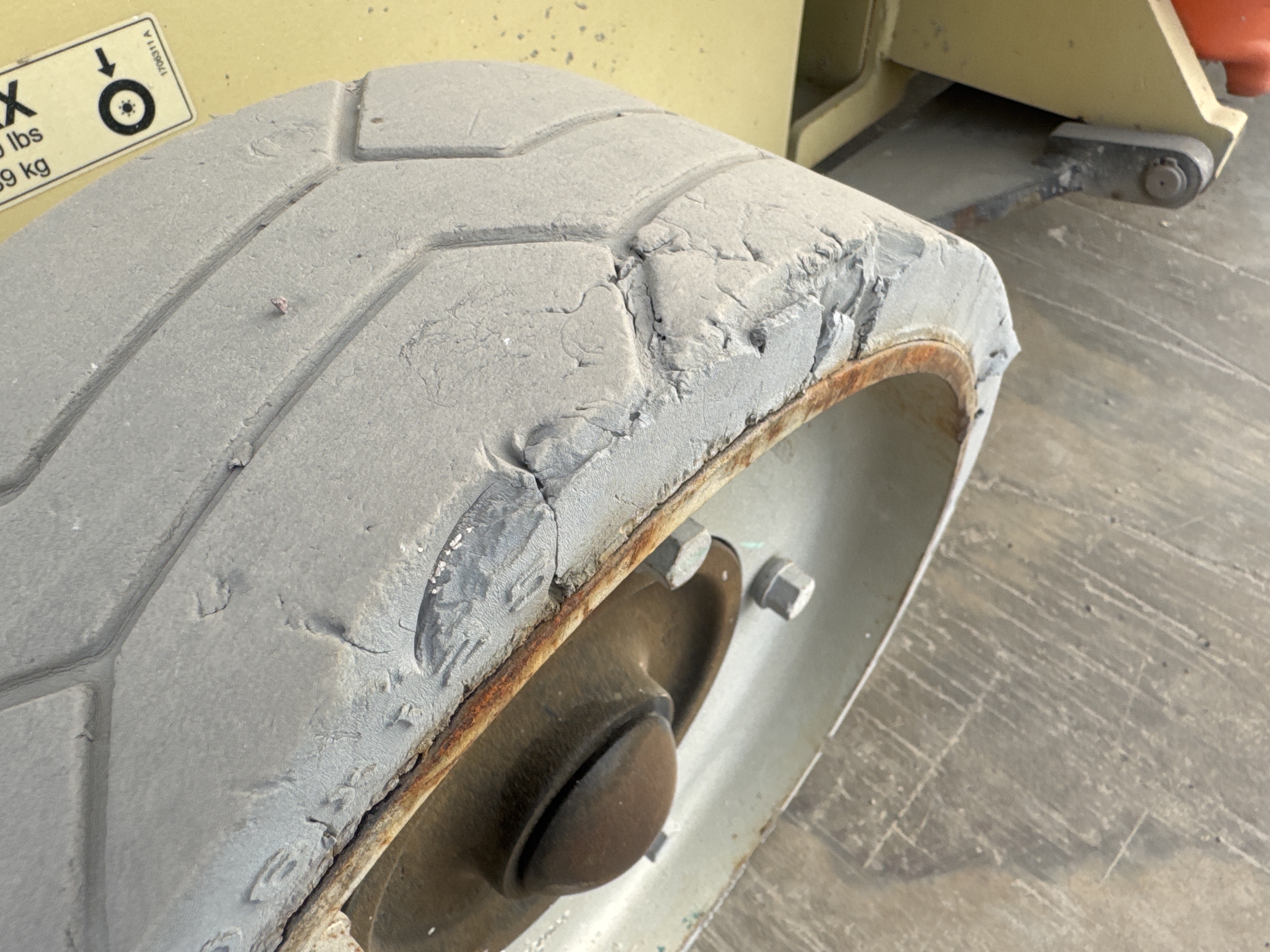 SLA-015-JLG-2646ES-Scissor-lifts-inspection-Chassis-Tires-condition-1