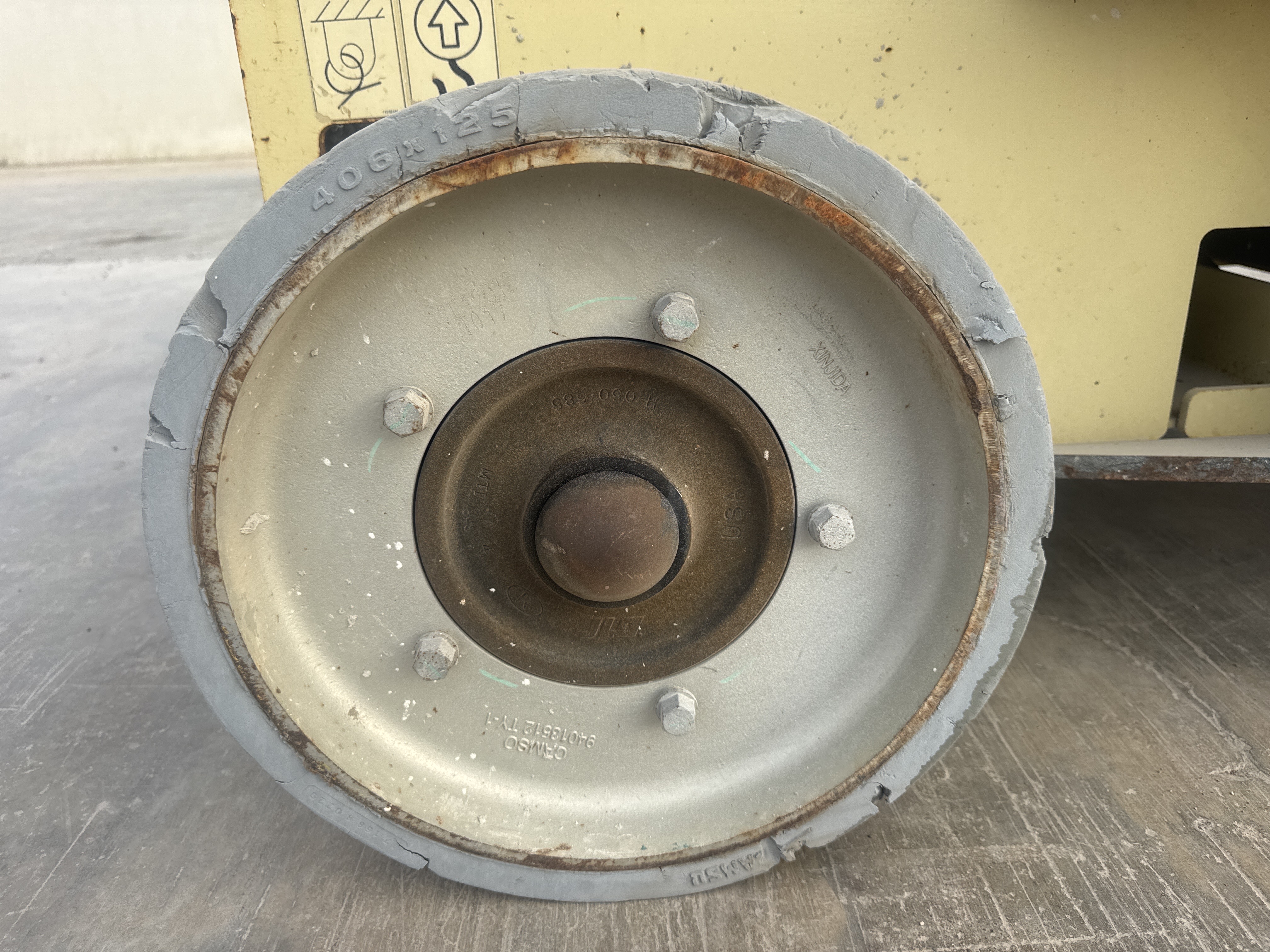 SLA-015-JLG-2646ES-Scissor-lifts-inspection-Chassis-Wheel-hub-condition-1