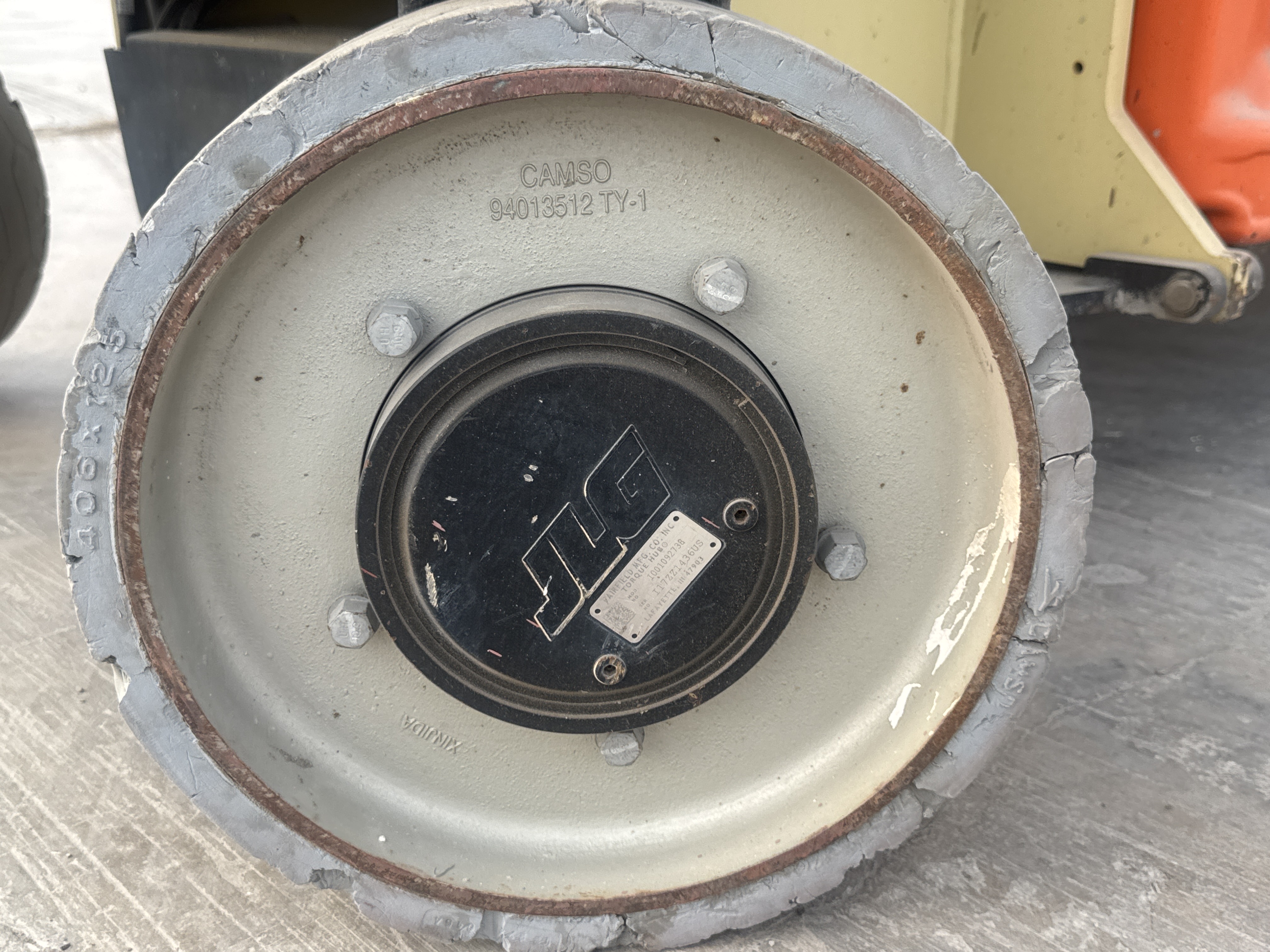 SLA-015-JLG-2646ES-Scissor-lifts-inspection-Chassis-Wheel-hub-condition-1