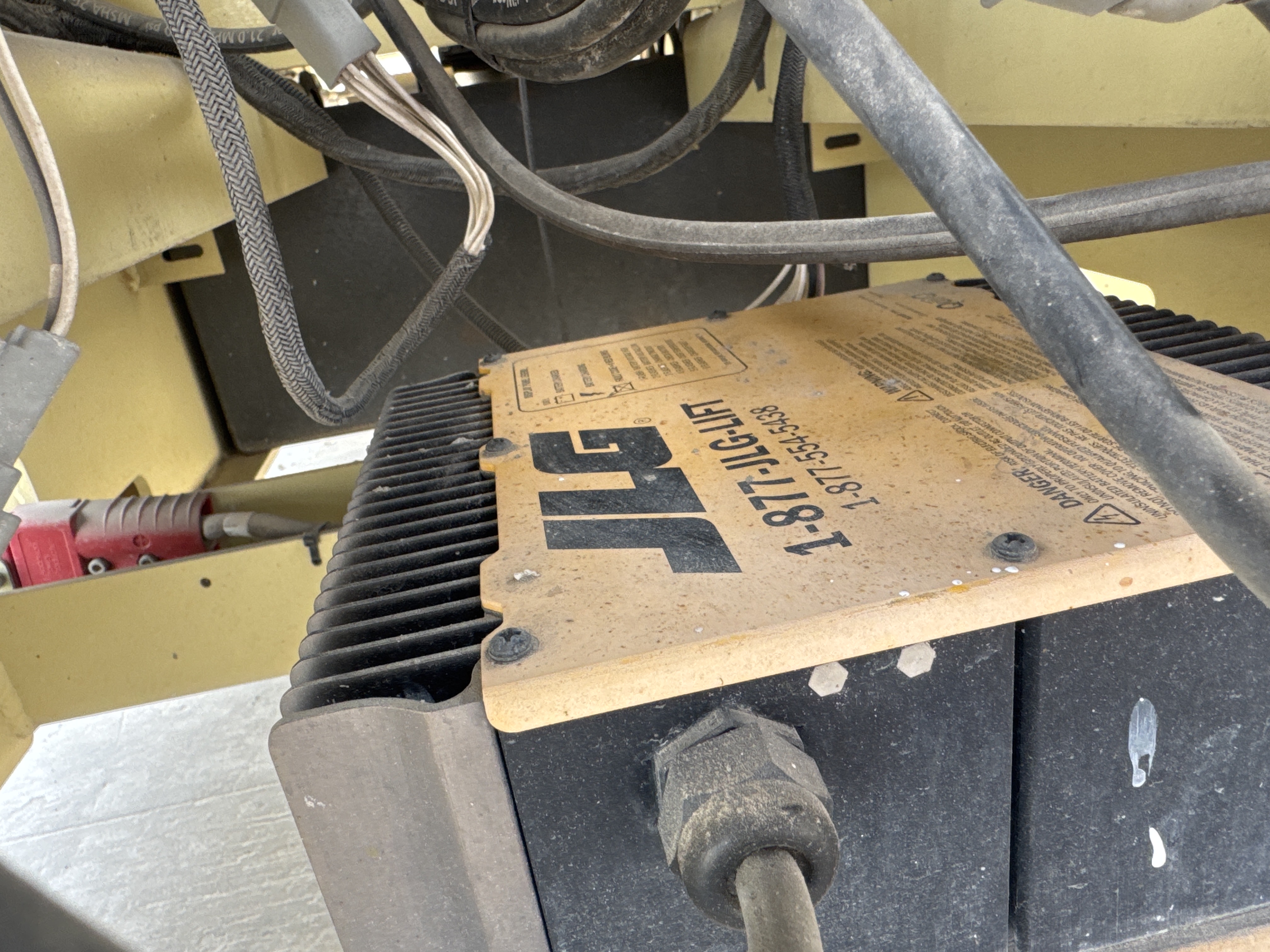 SLA-015-JLG-2646ES-Scissor-lifts-inspection-Electronics-Battery-and-charging-system-1