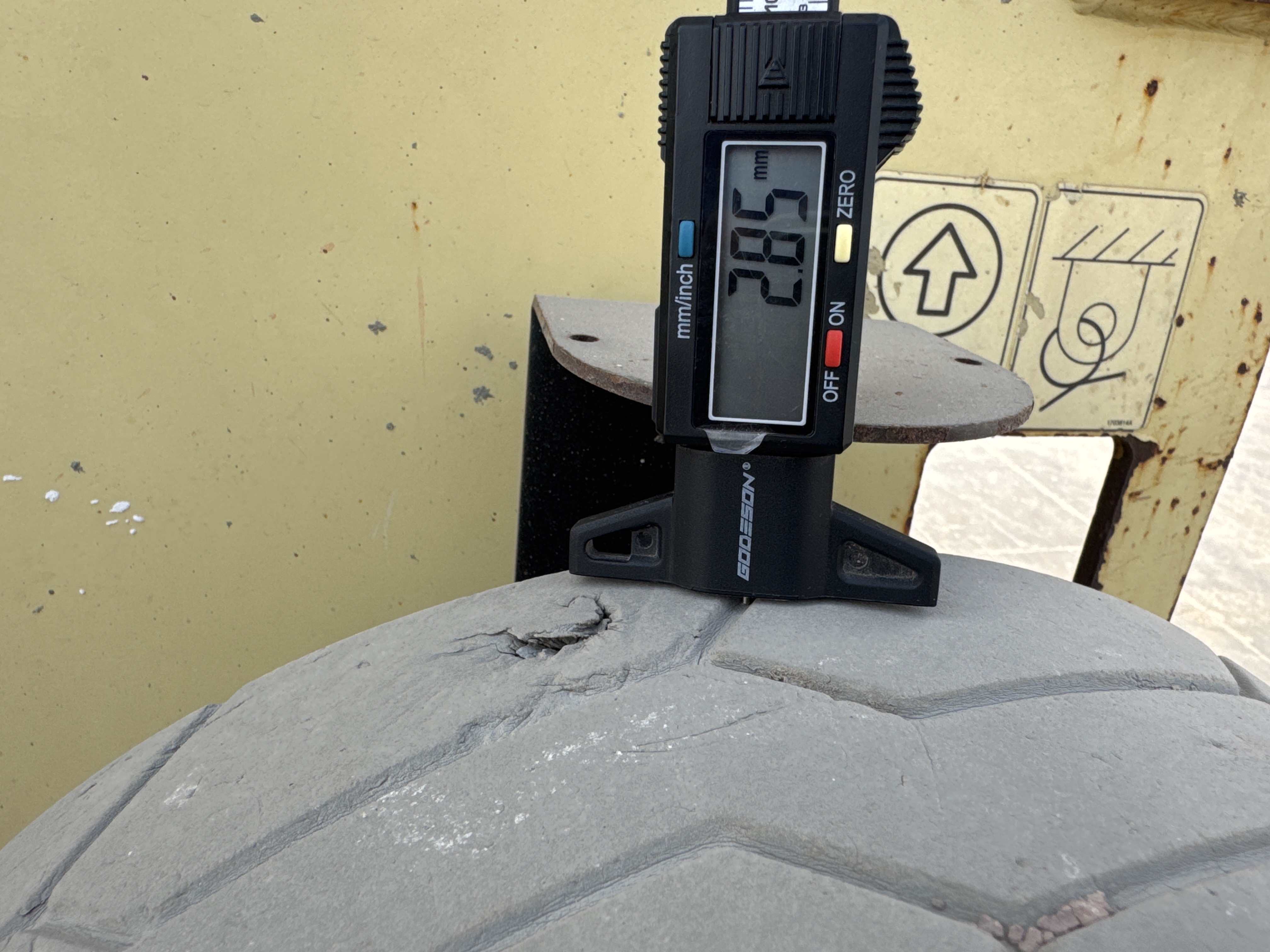 SLA-015-JLG-2646ES-Scissor-lifts-inspection-Chassis-Tires-tread-depth-1
