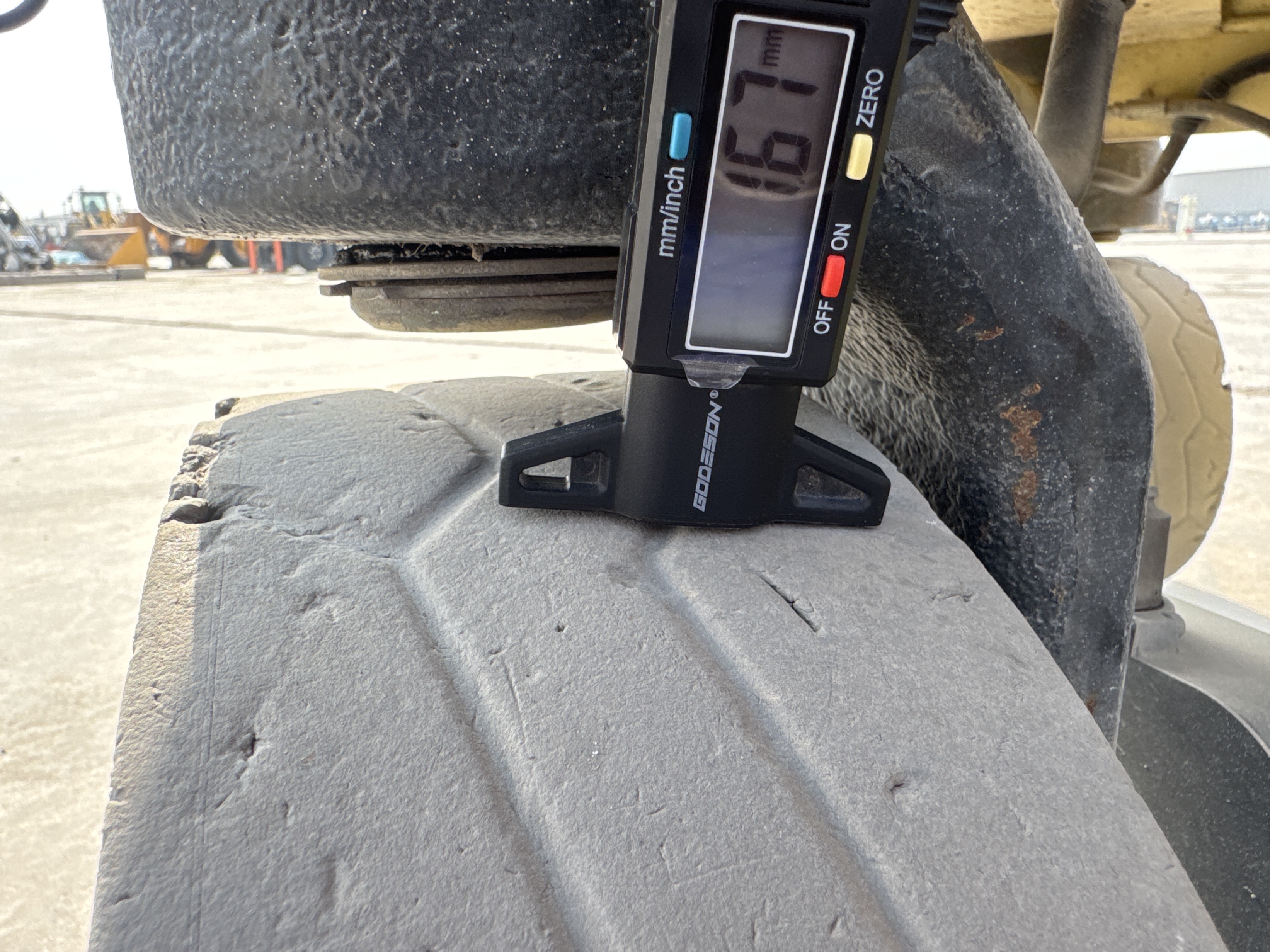 SLA-015-JLG-2646ES-Scissor-lifts-inspection-Chassis-Tires-tread-depth-1