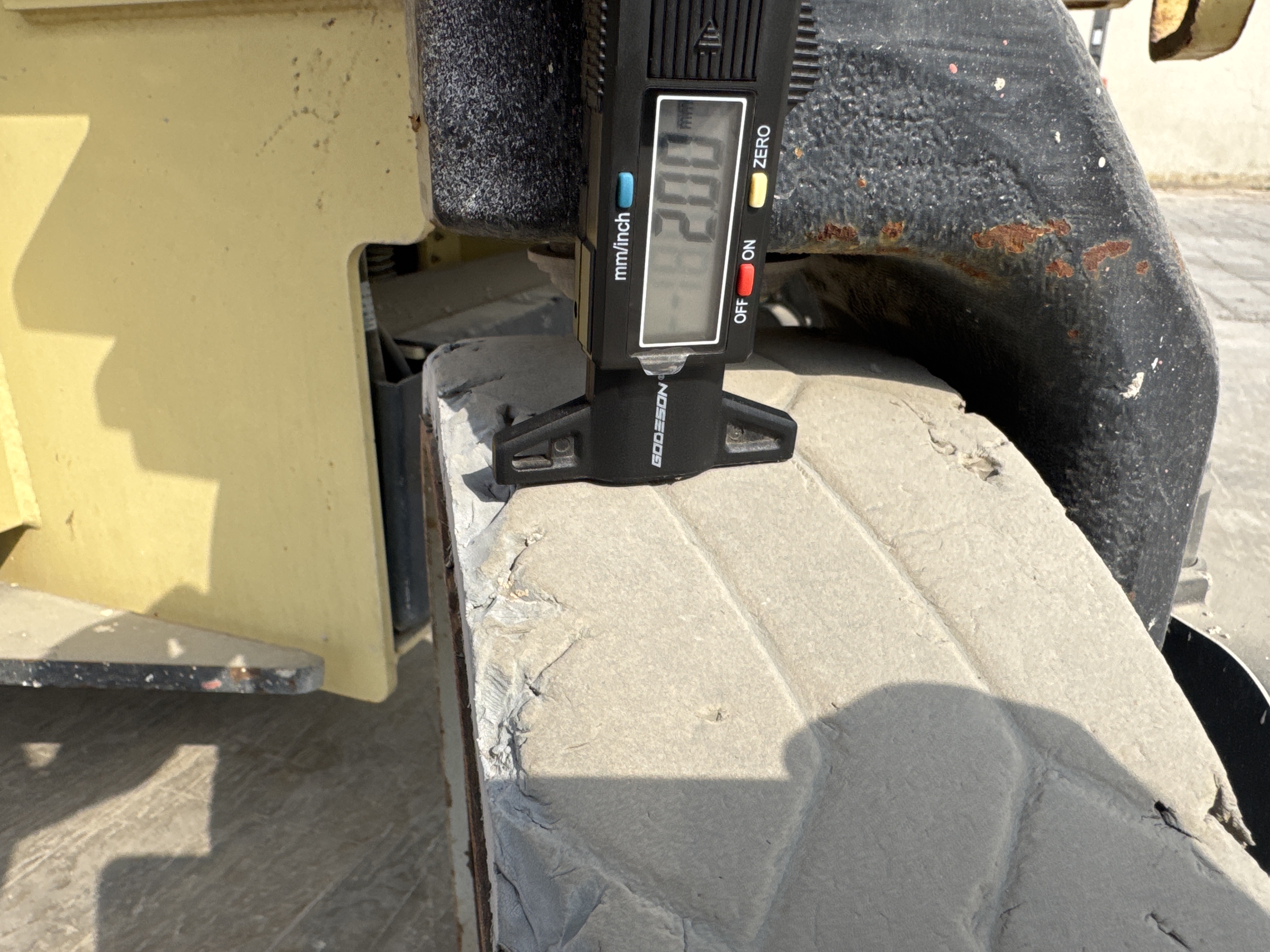 SLA-015-JLG-2646ES-Scissor-lifts-inspection-Chassis-Tires-tread-depth-1