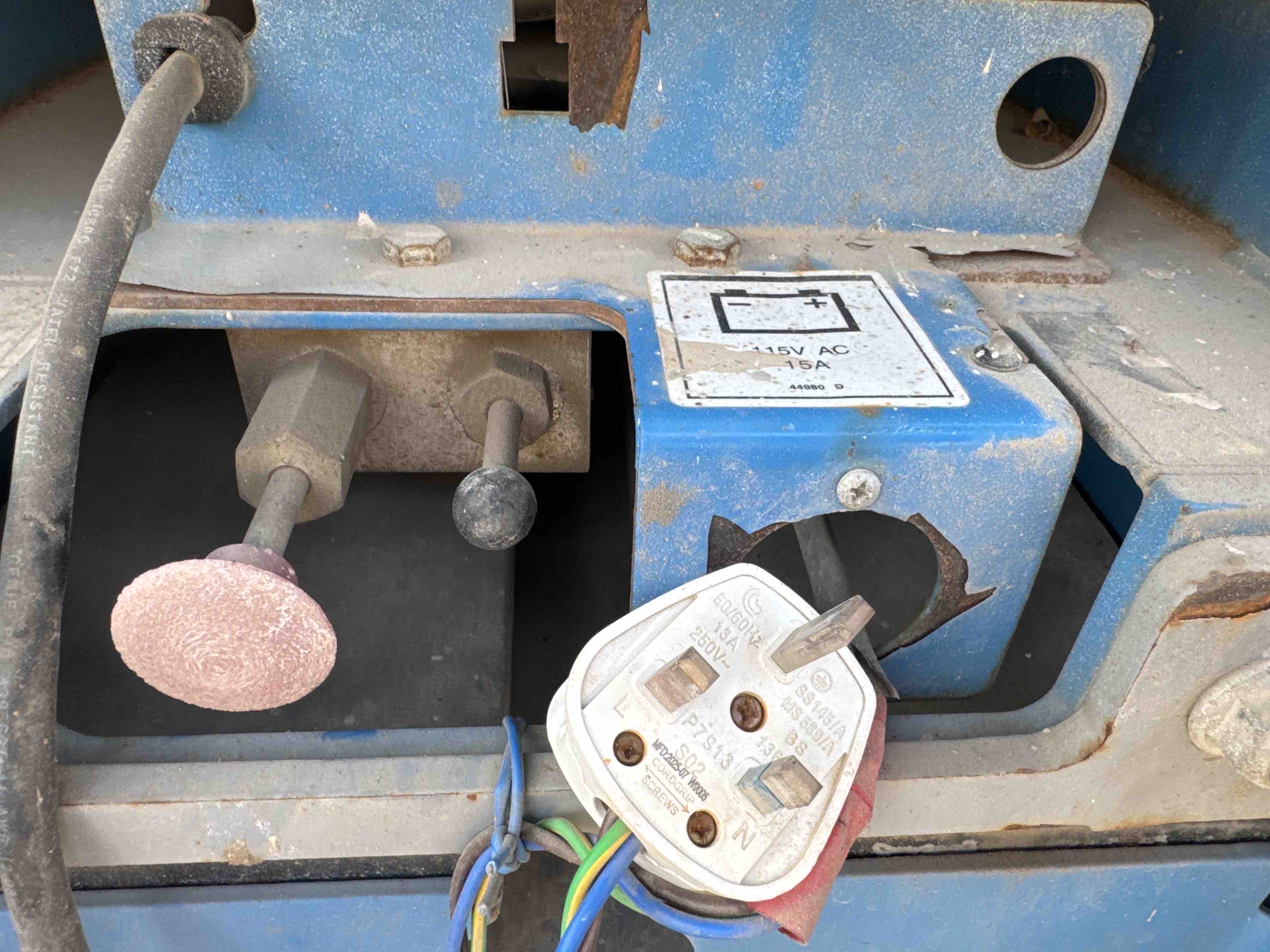 SLA-004-Genie-GS-3232-Scissor-lifts-inspection-Electronics-Charging-port-1