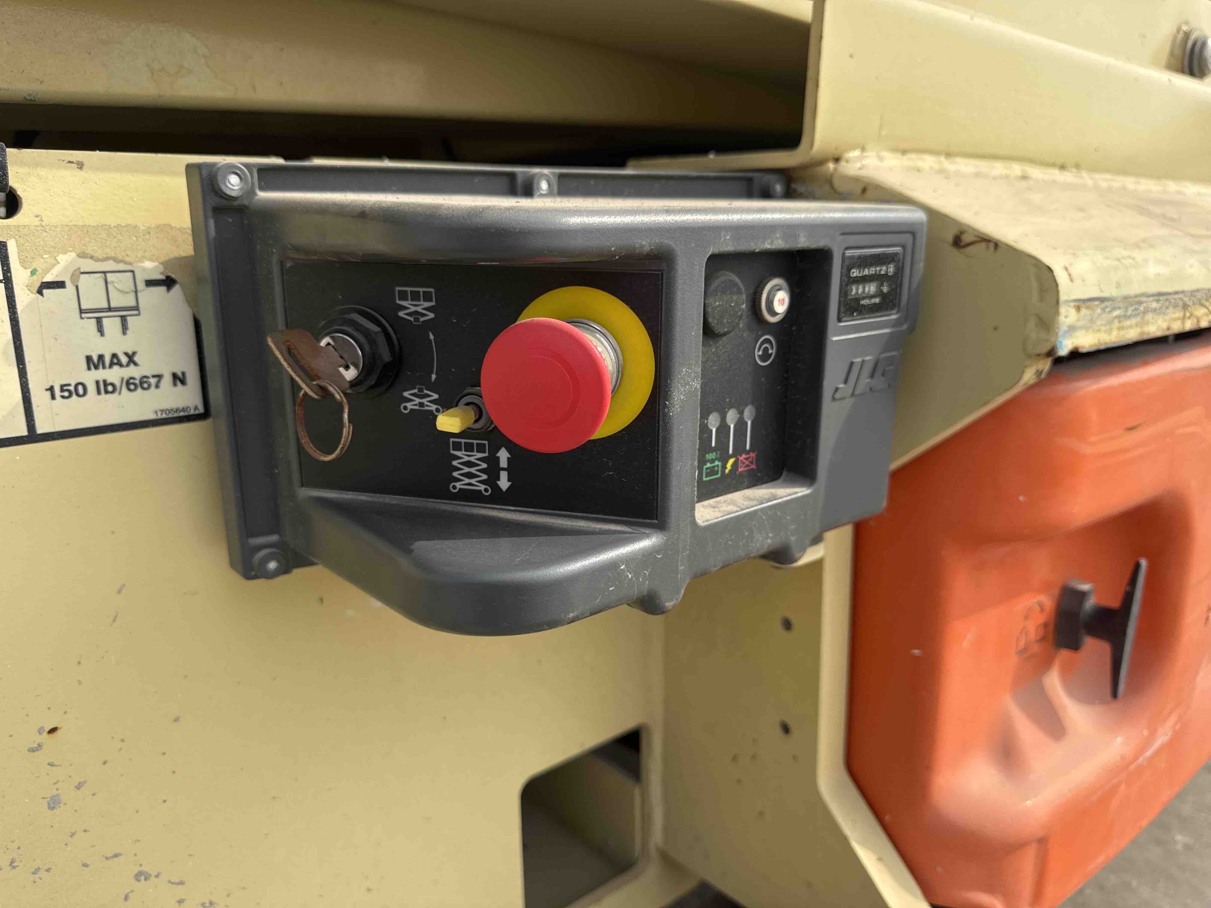 SLA-016-JLG-2646ES-Scissor-lifts-inspection-Cabin-Ground-control-1