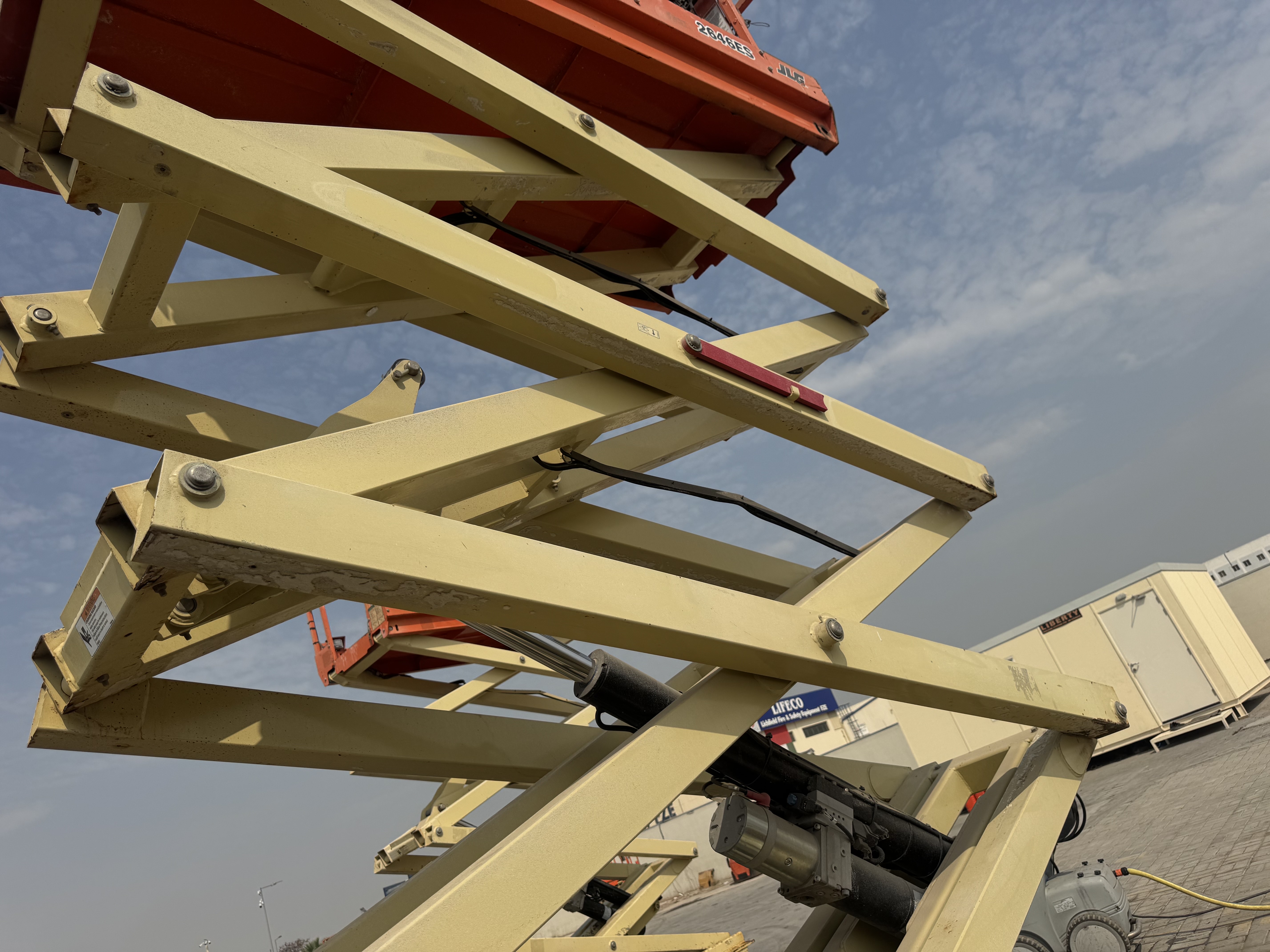 SLA-016-JLG-2646ES-Scissor-lifts-inspection-Structure-Scissor-arms-1