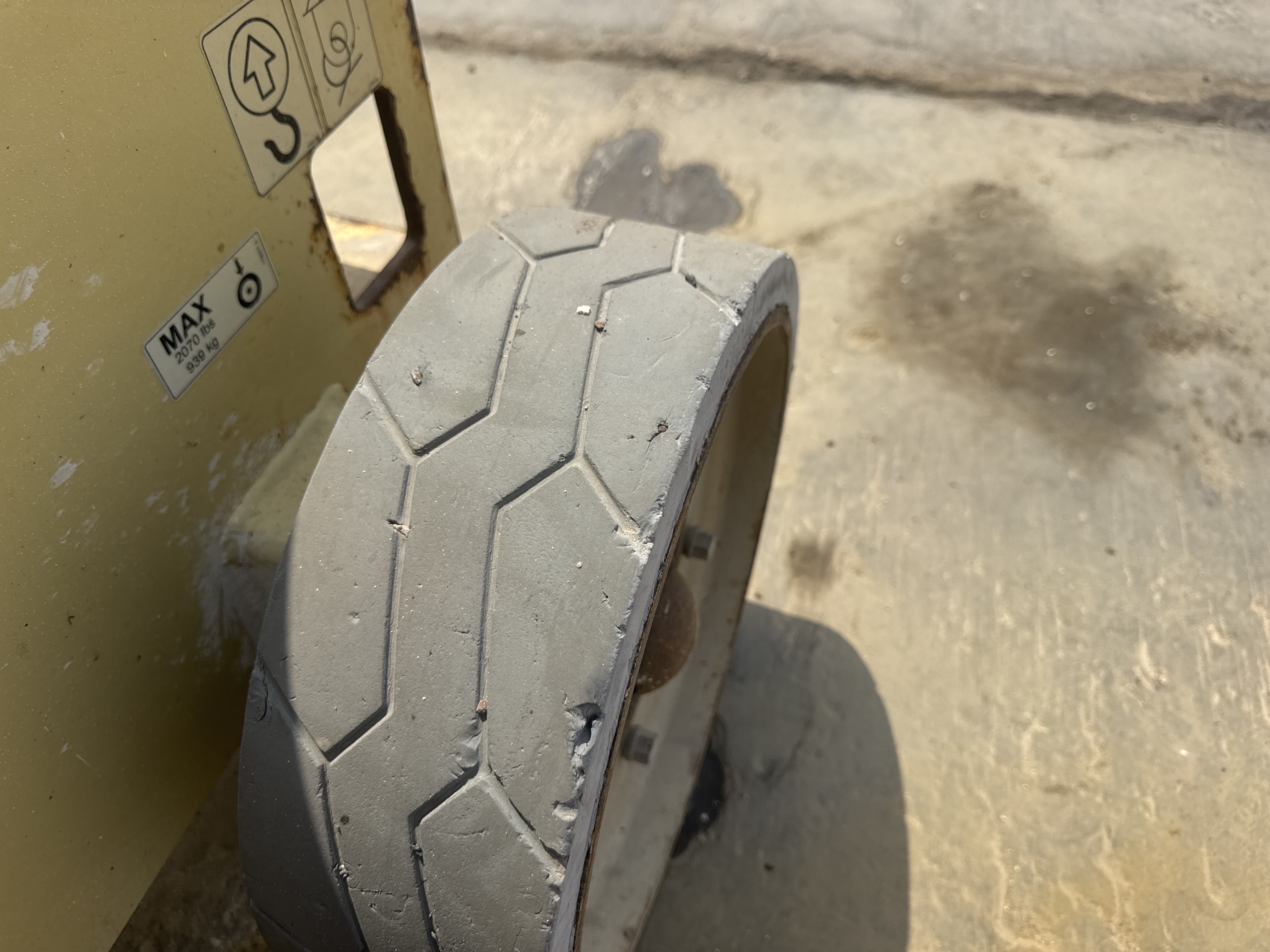 SLA-016-JLG-2646ES-Scissor-lifts-inspection-Chassis-Tires-condition-1