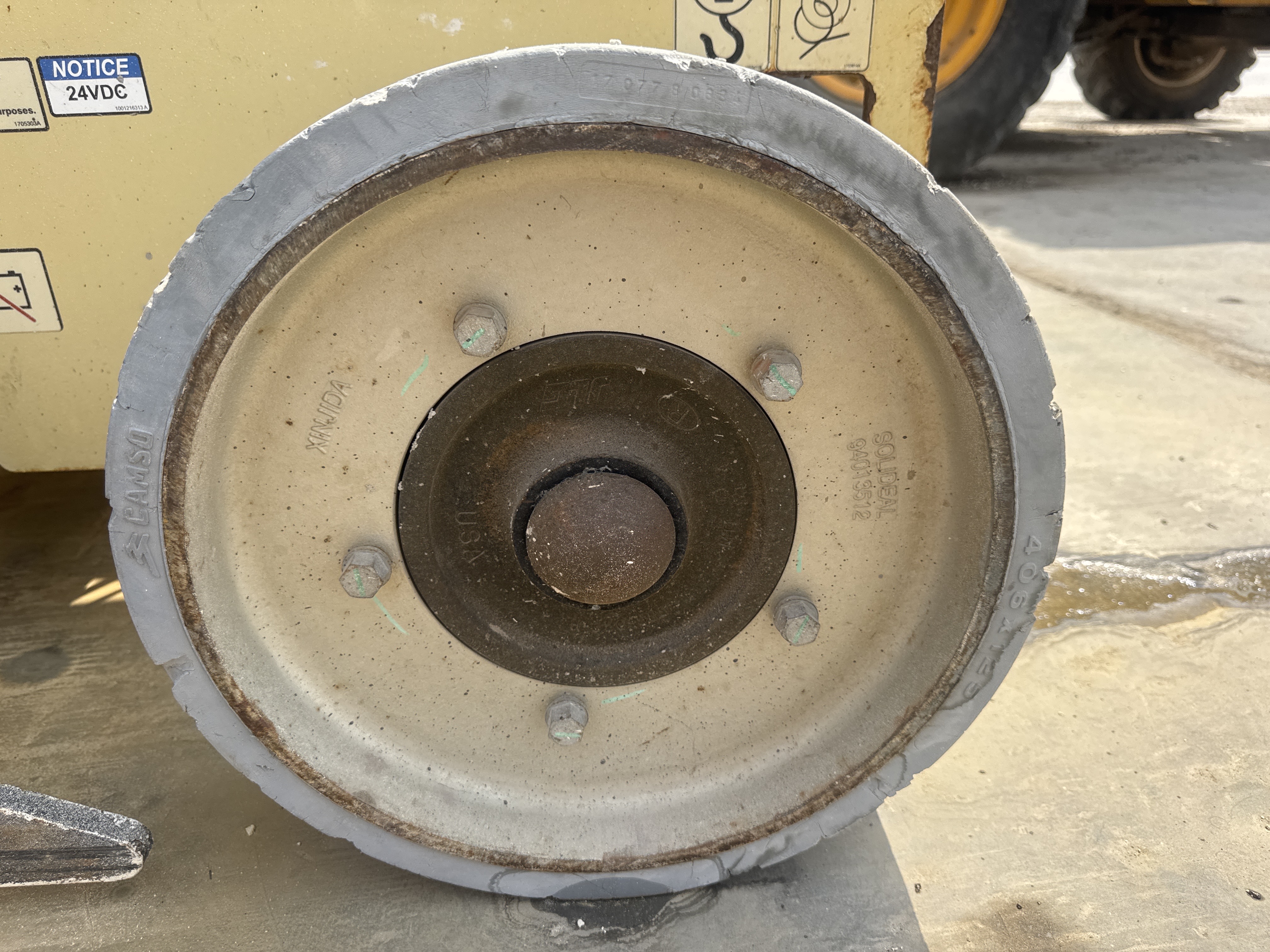 SLA-016-JLG-2646ES-Scissor-lifts-inspection-Chassis-Wheel-hub-condition-1