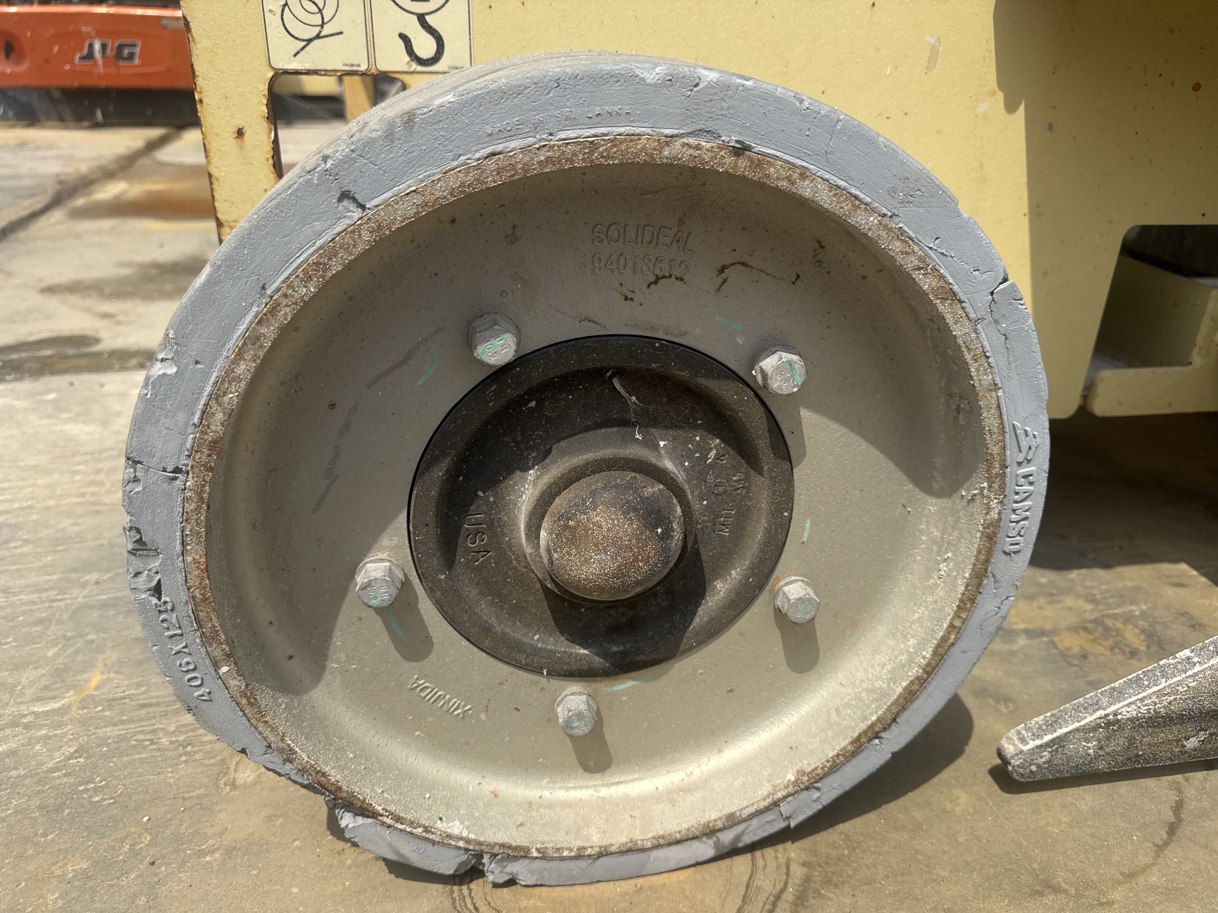 SLA-016-JLG-2646ES-Scissor-lifts-inspection-Chassis-Wheel-hub-condition-1