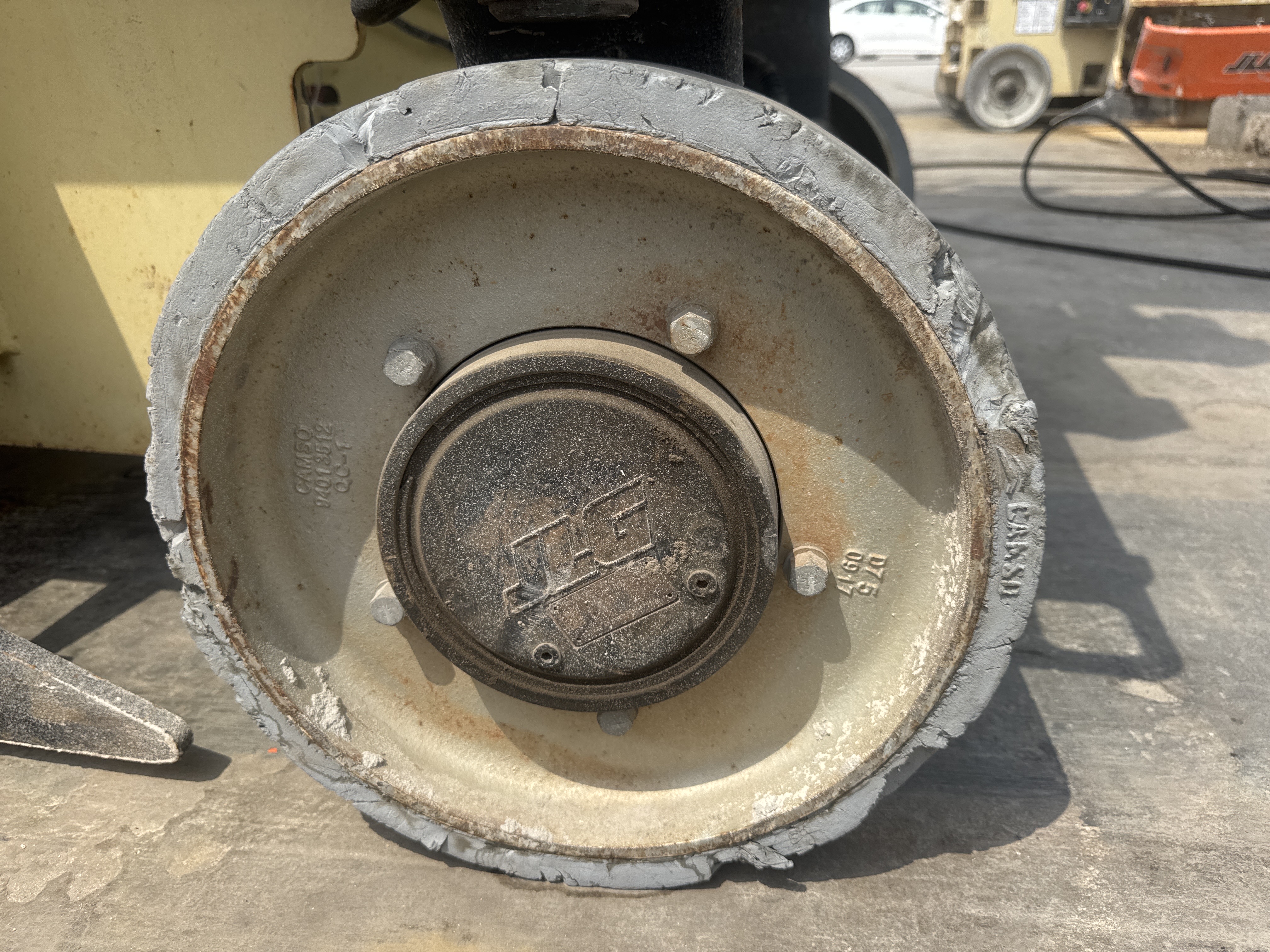 SLA-016-JLG-2646ES-Scissor-lifts-inspection-Chassis-Wheel-hub-condition-1