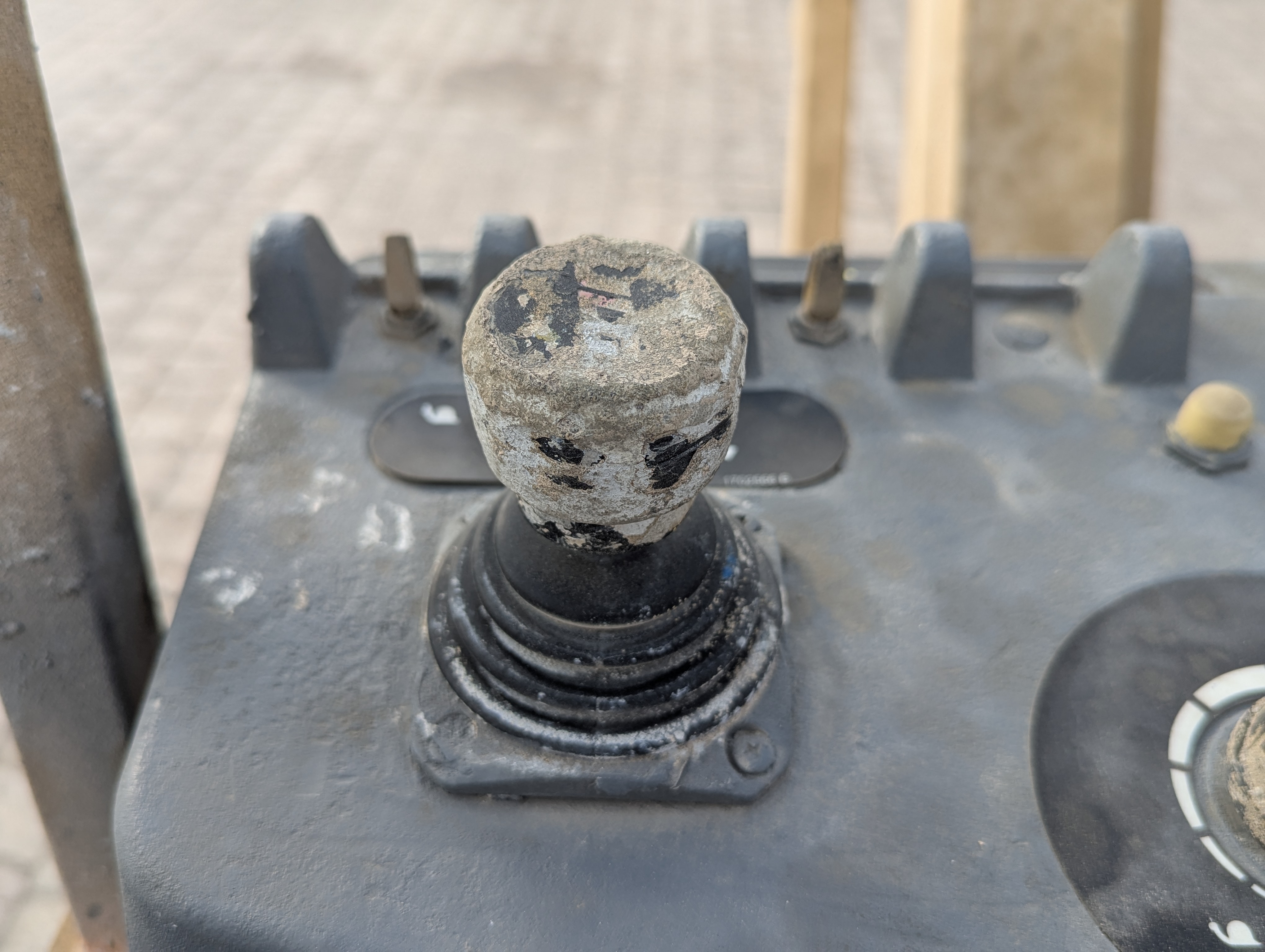 BLA-013-JLG-860SJ-Boom-lifts-inspection-Cabin-Joysticks-1