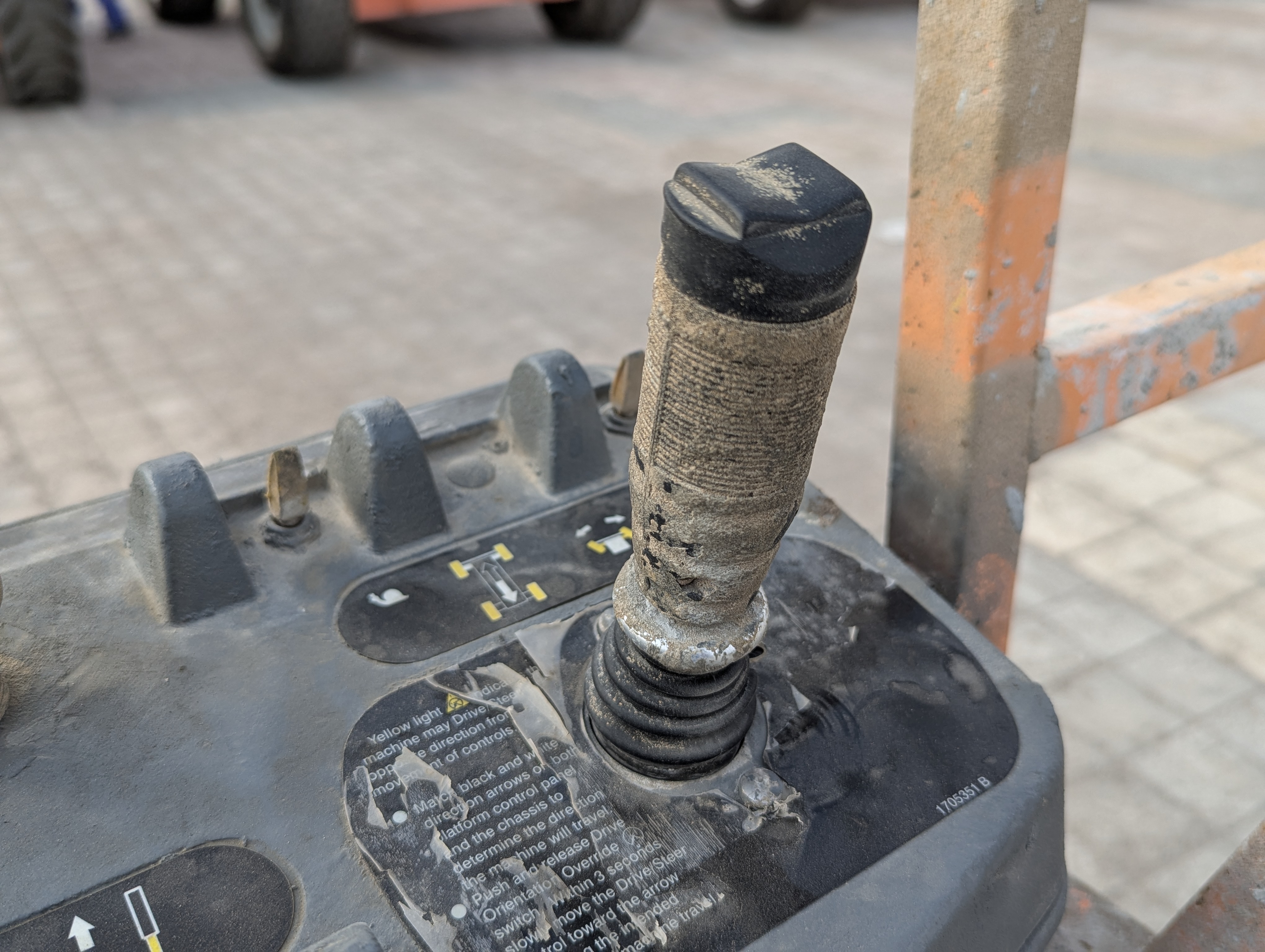BLA-013-JLG-860SJ-Boom-lifts-inspection-Cabin-Joysticks-1