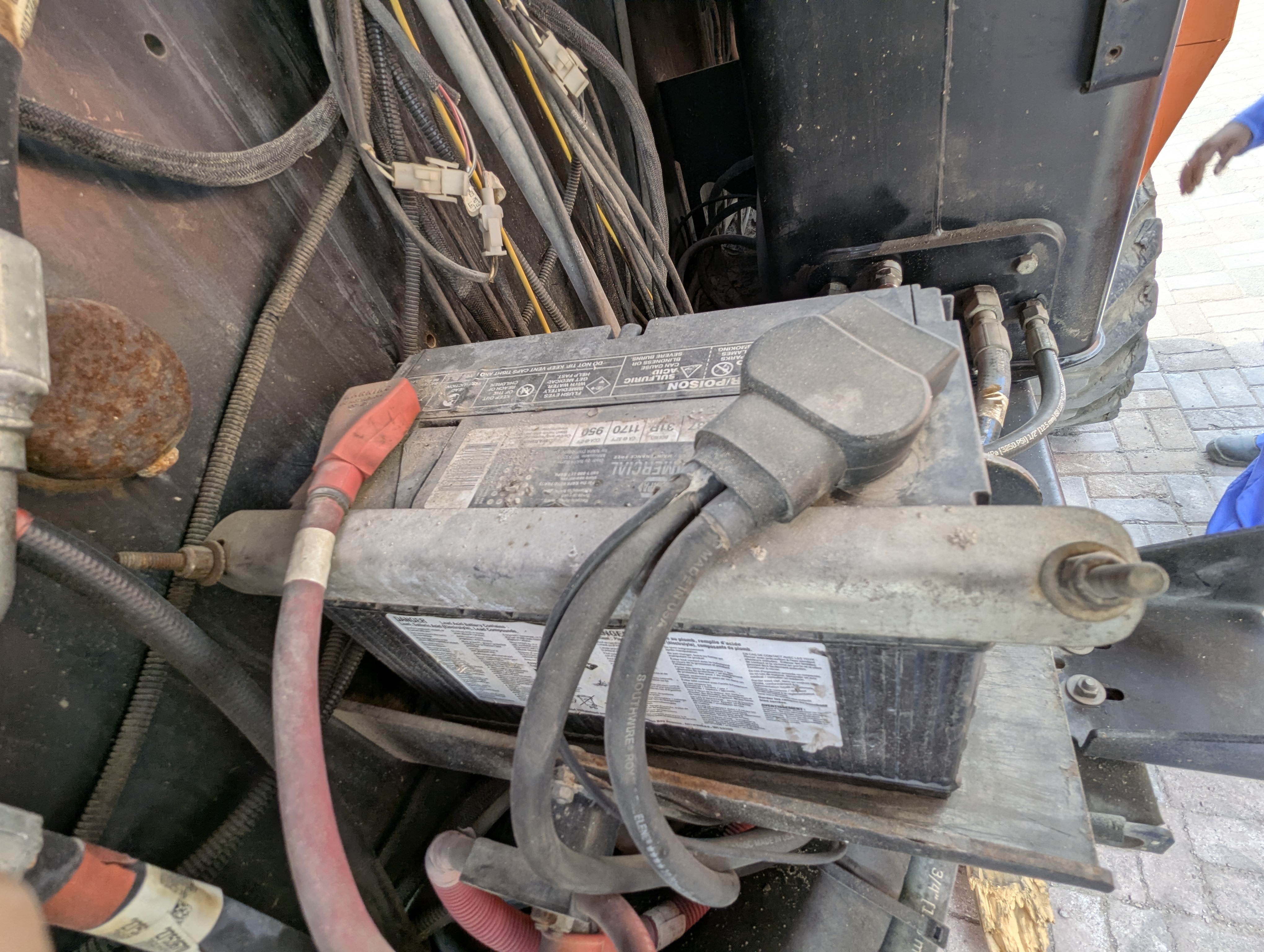 BLA-013-JLG-860SJ-Boom-lifts-inspection-Electronic-Battery-1