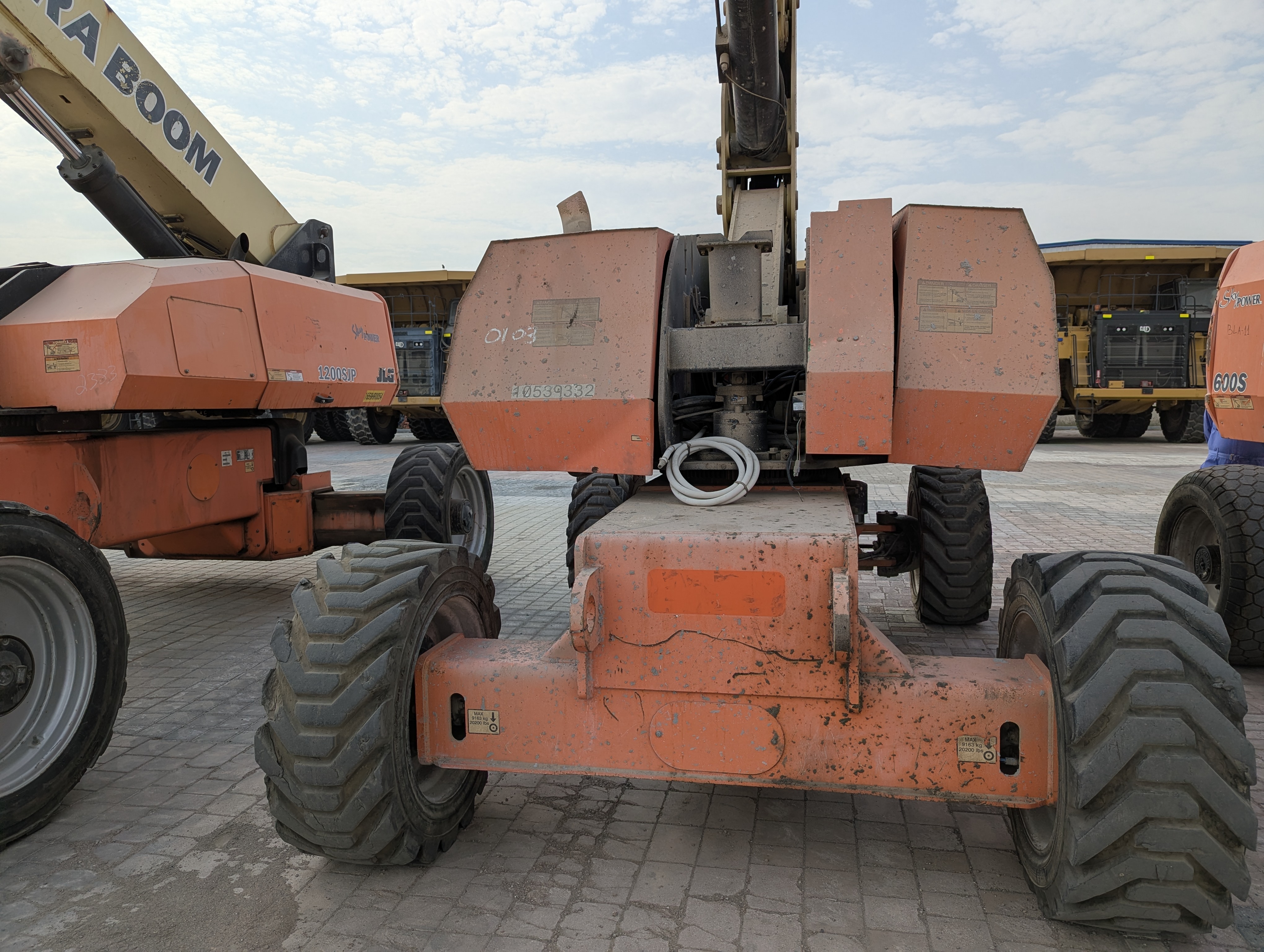BLA-013-JLG-860SJ-Boom-lifts-inspection-Structure-Paint-1