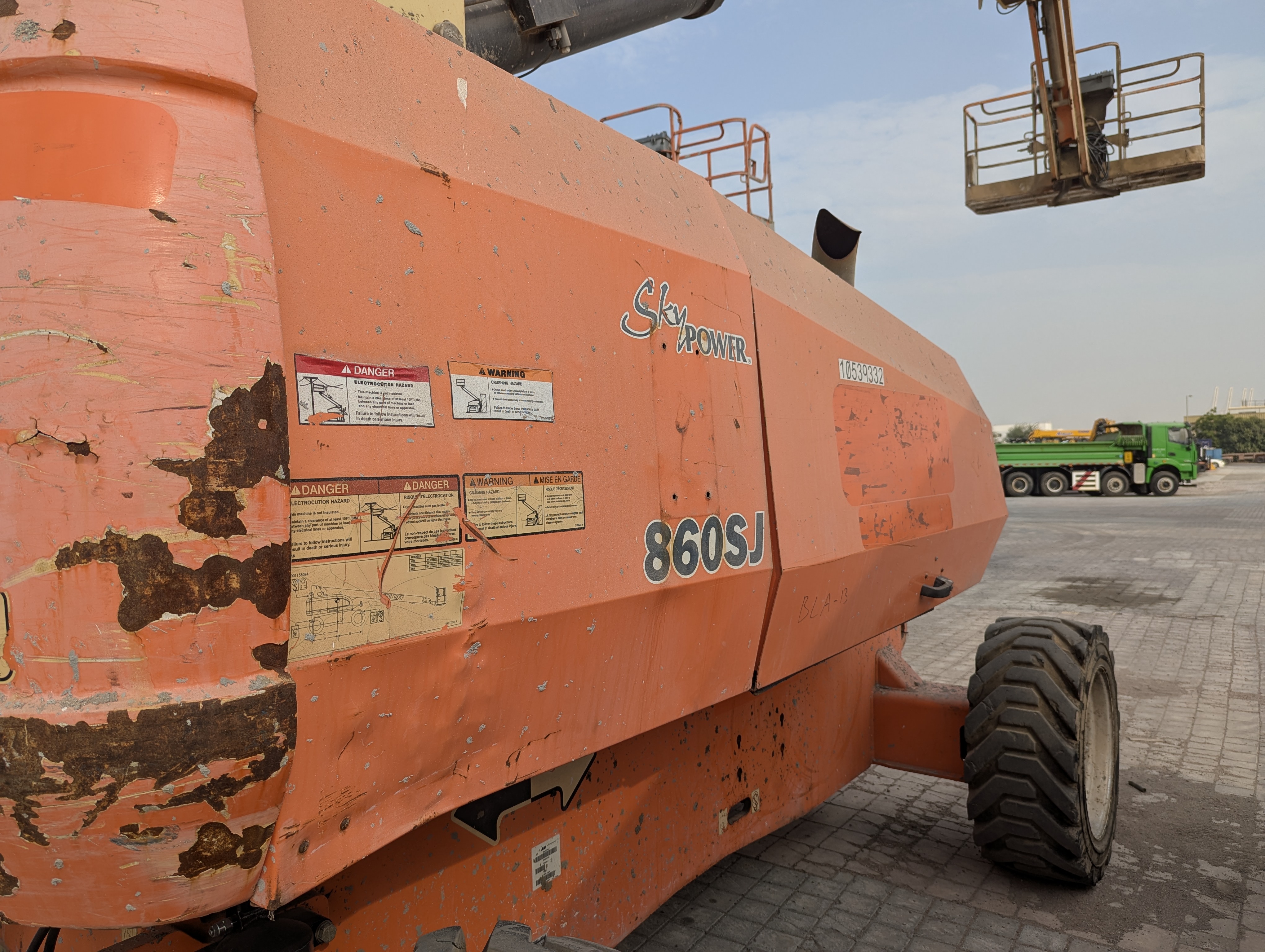 BLA-013-JLG-860SJ-Boom-lifts-inspection-Structure-Sheet-metal-(fiberglass)-1