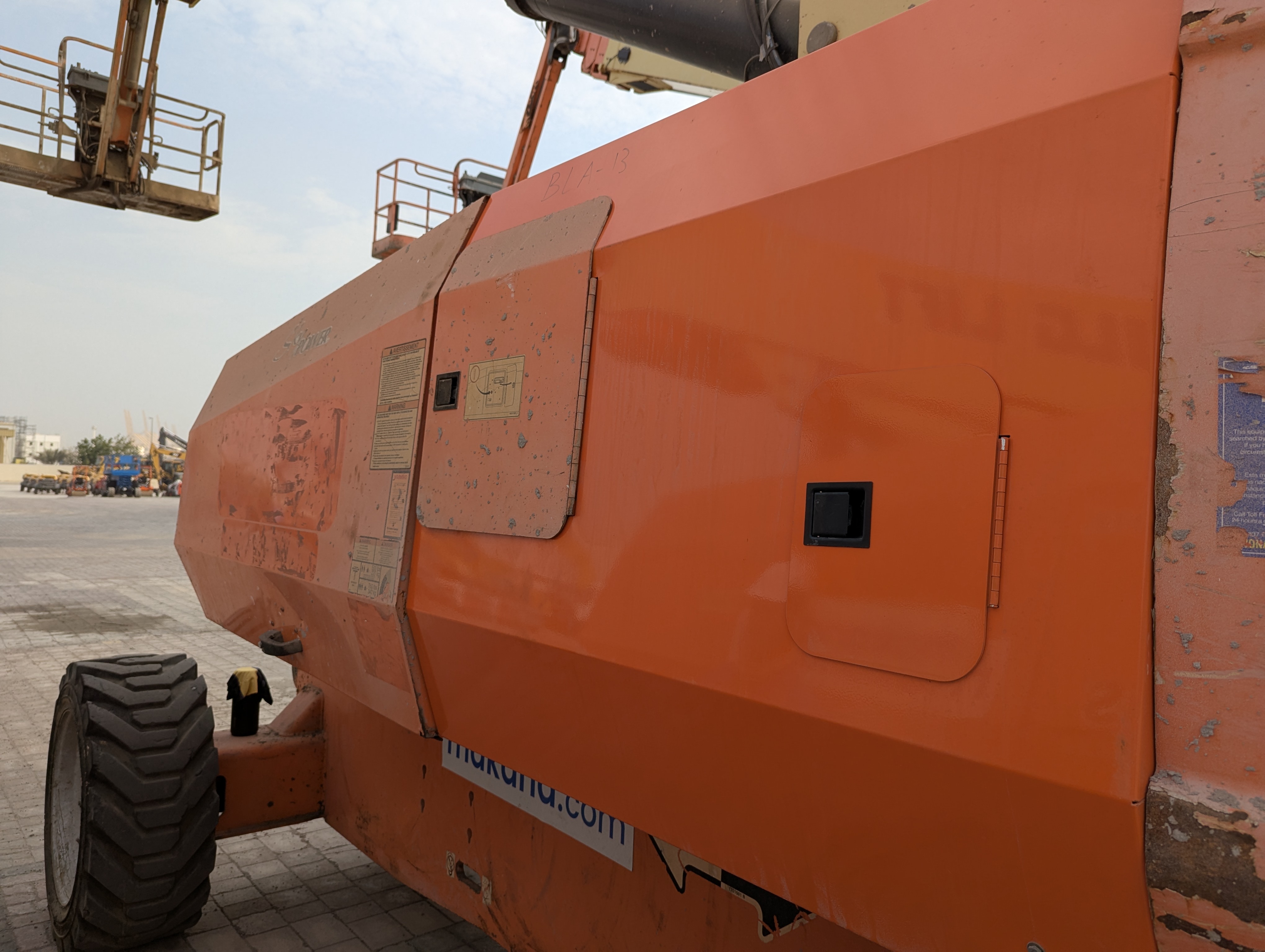 BLA-013-JLG-860SJ-Boom-lifts-inspection-Structure-Sheet-metal-(fiberglass)-1