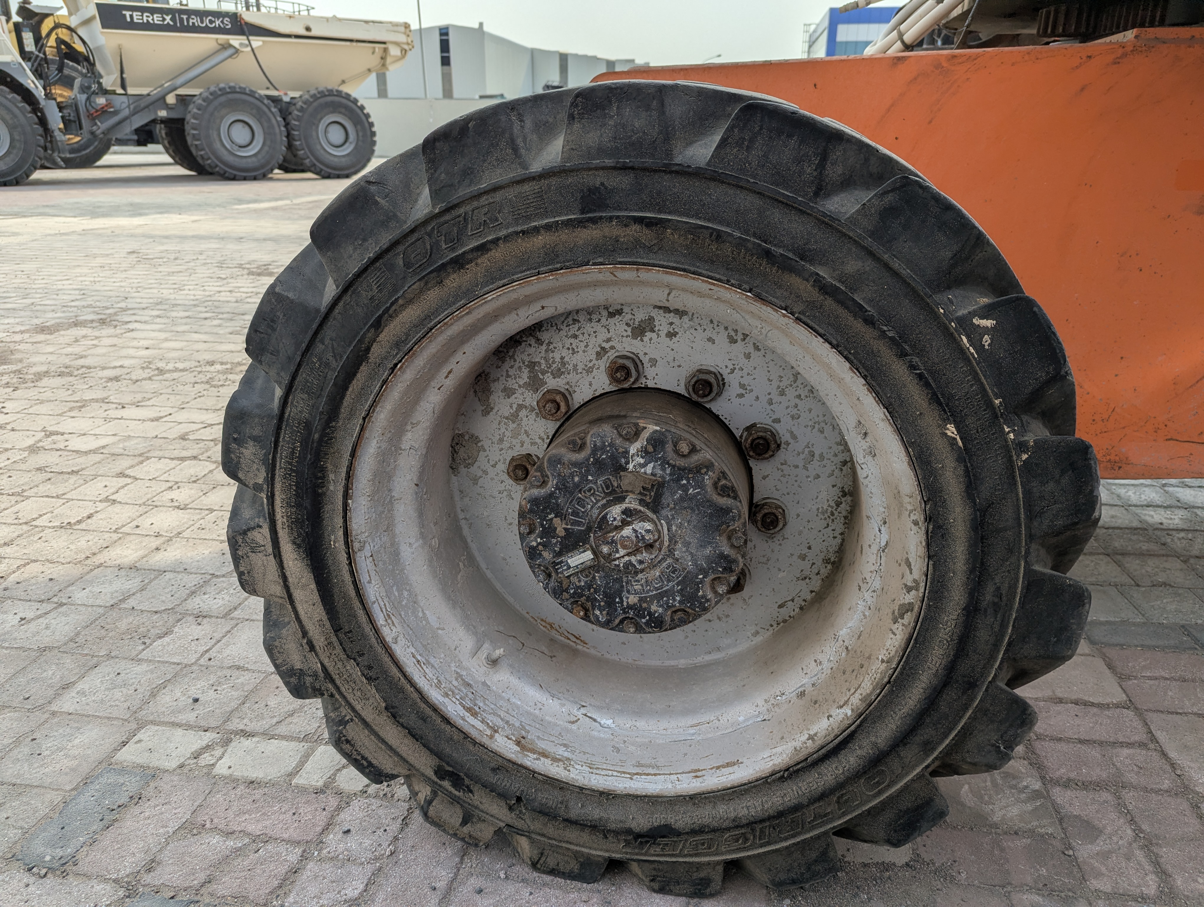 BLA-013-JLG-860SJ-Boom-lifts-inspection-Chassis-Left-front-tire-/-wheel-hub---condition-1