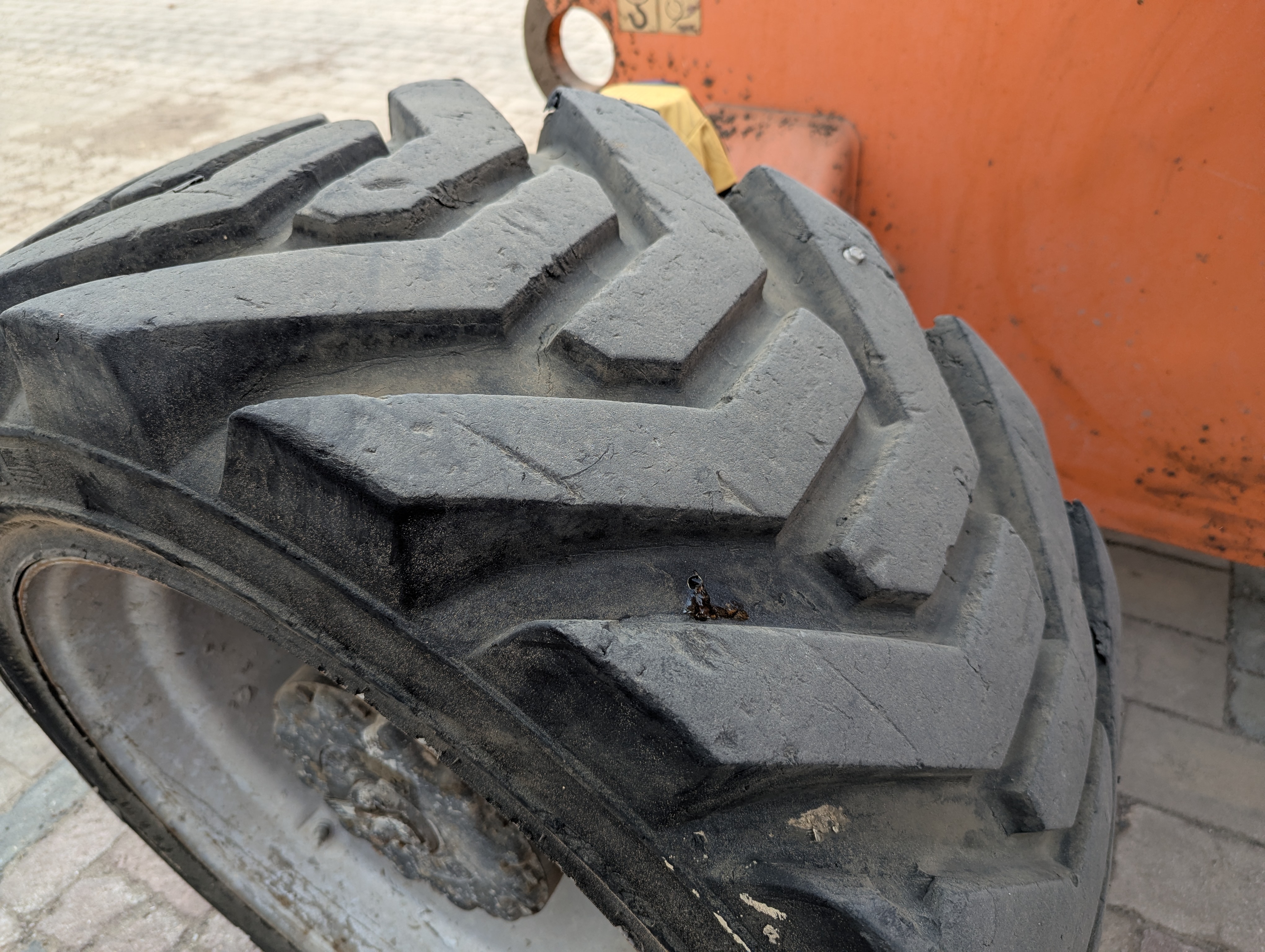 BLA-013-JLG-860SJ-Boom-lifts-inspection-Chassis-Left-front-tire-/-wheel-hub---condition-1