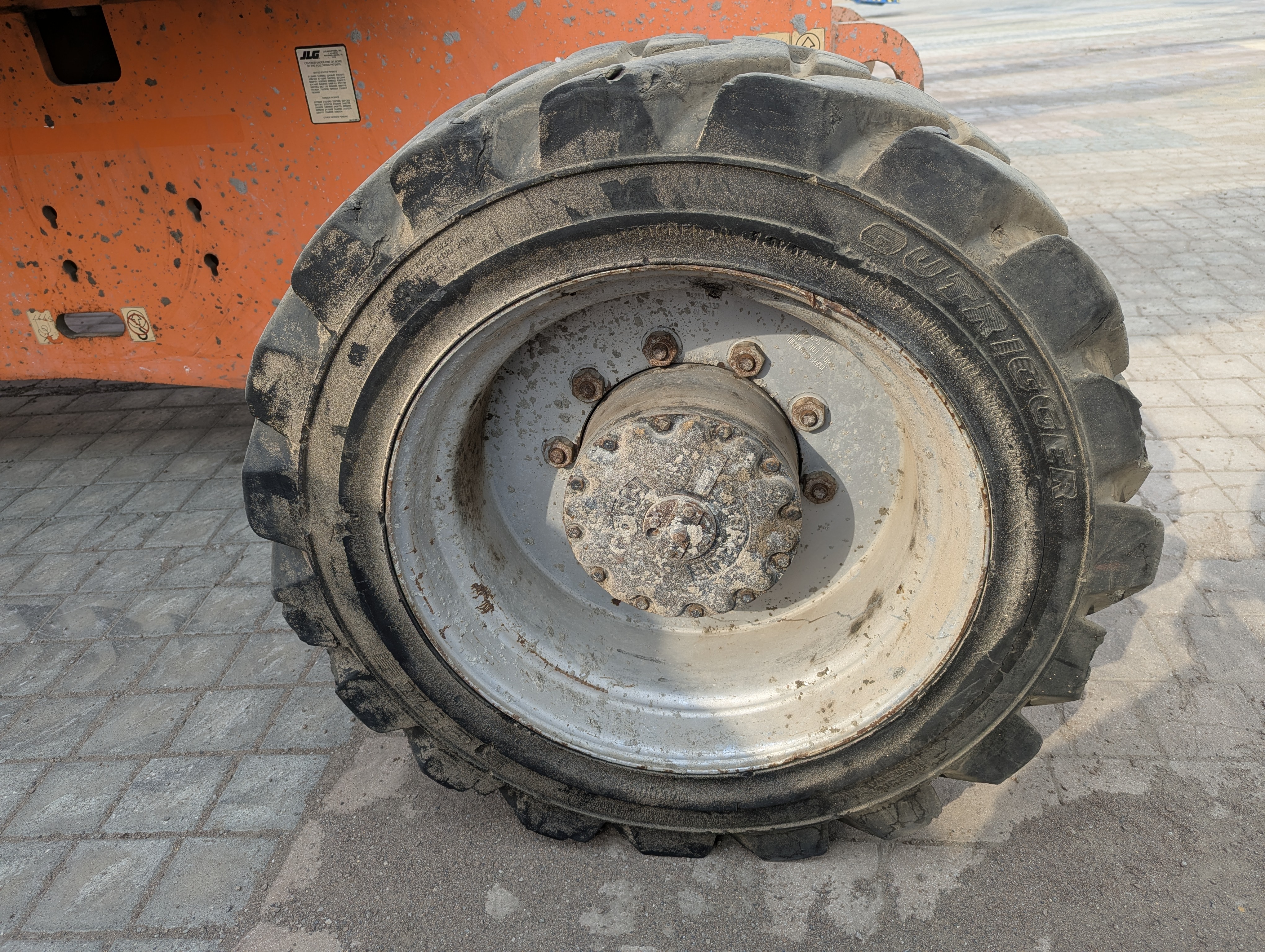 BLA-013-JLG-860SJ-Boom-lifts-inspection-Chassis-Right-front-tire-/-wheel-hub---condition-1