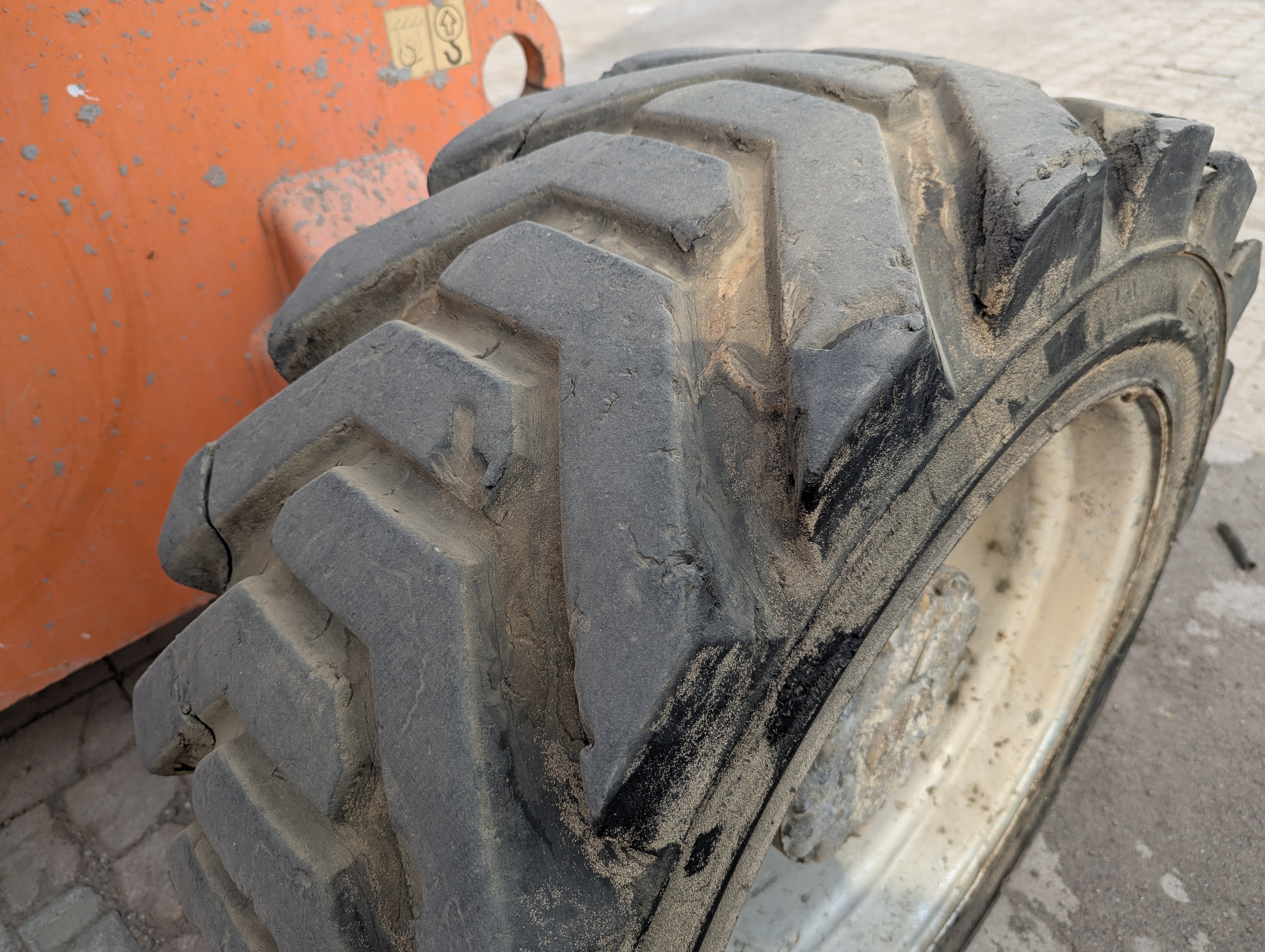 BLA-013-JLG-860SJ-Boom-lifts-inspection-Chassis-Right-front-tire-/-wheel-hub---condition-1