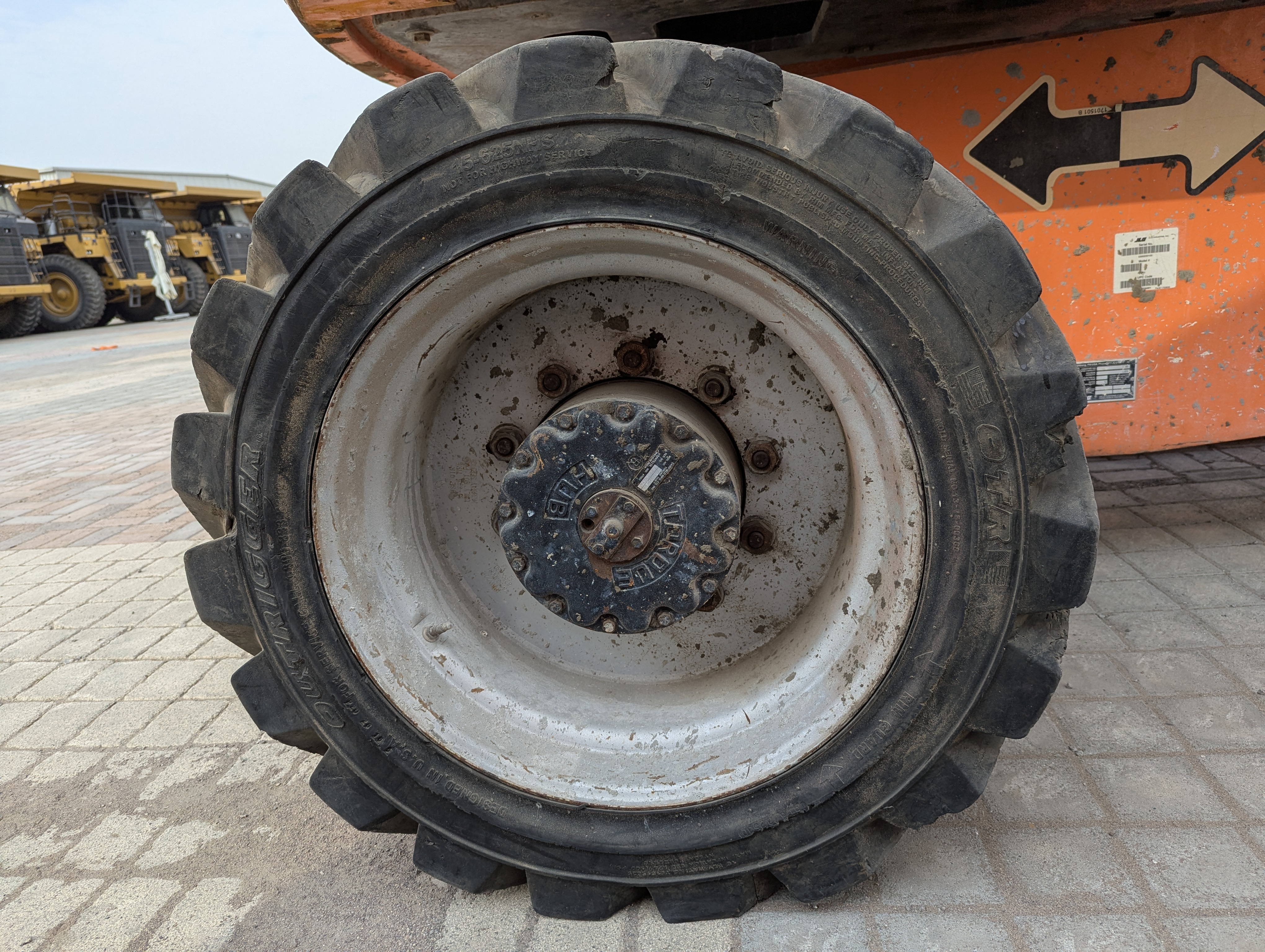 BLA-013-JLG-860SJ-Boom-lifts-inspection-Chassis-Left-rear-tire-/-wheel-hub---condition-1