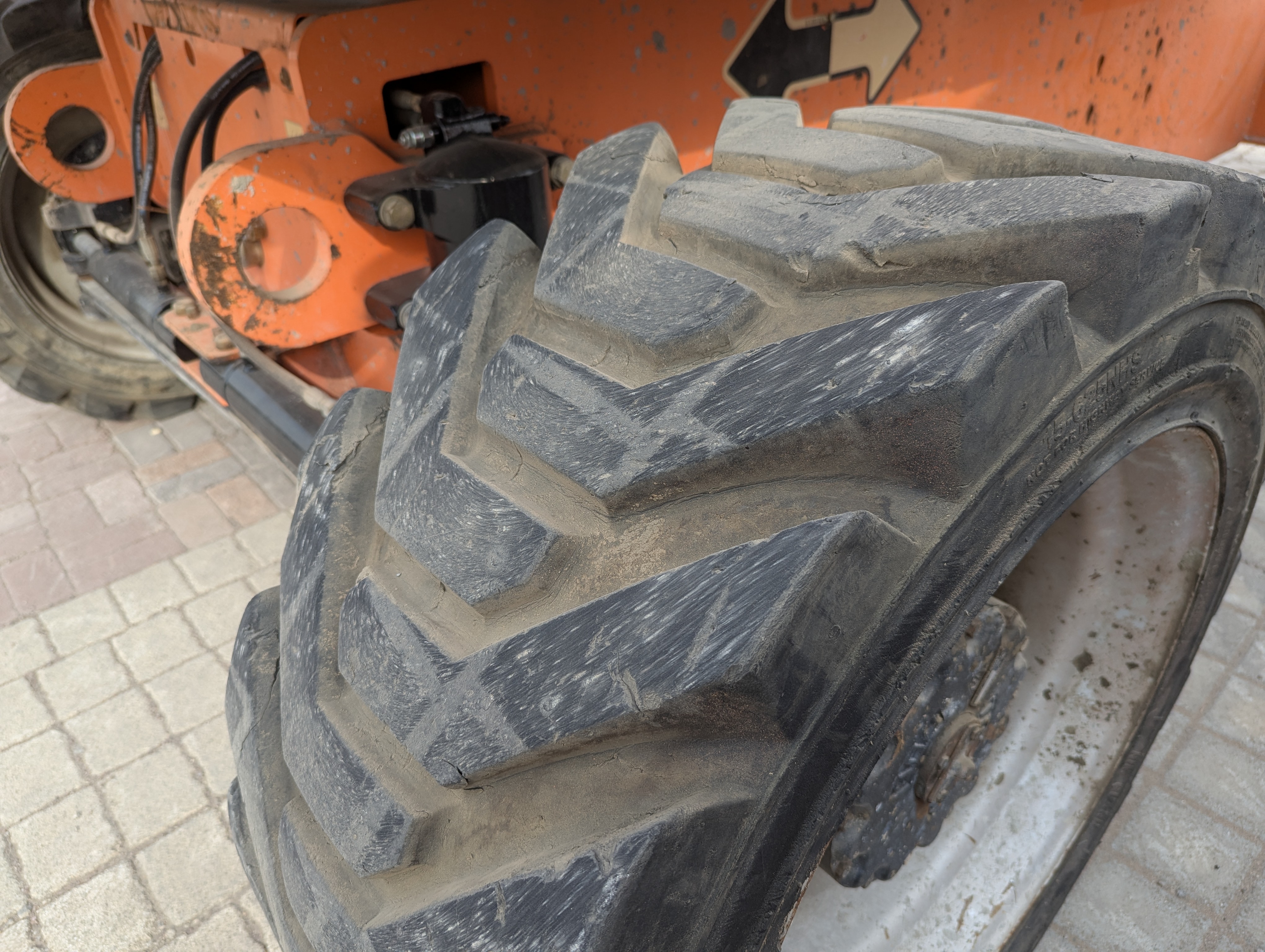 BLA-013-JLG-860SJ-Boom-lifts-inspection-Chassis-Left-rear-tire-/-wheel-hub---condition-1