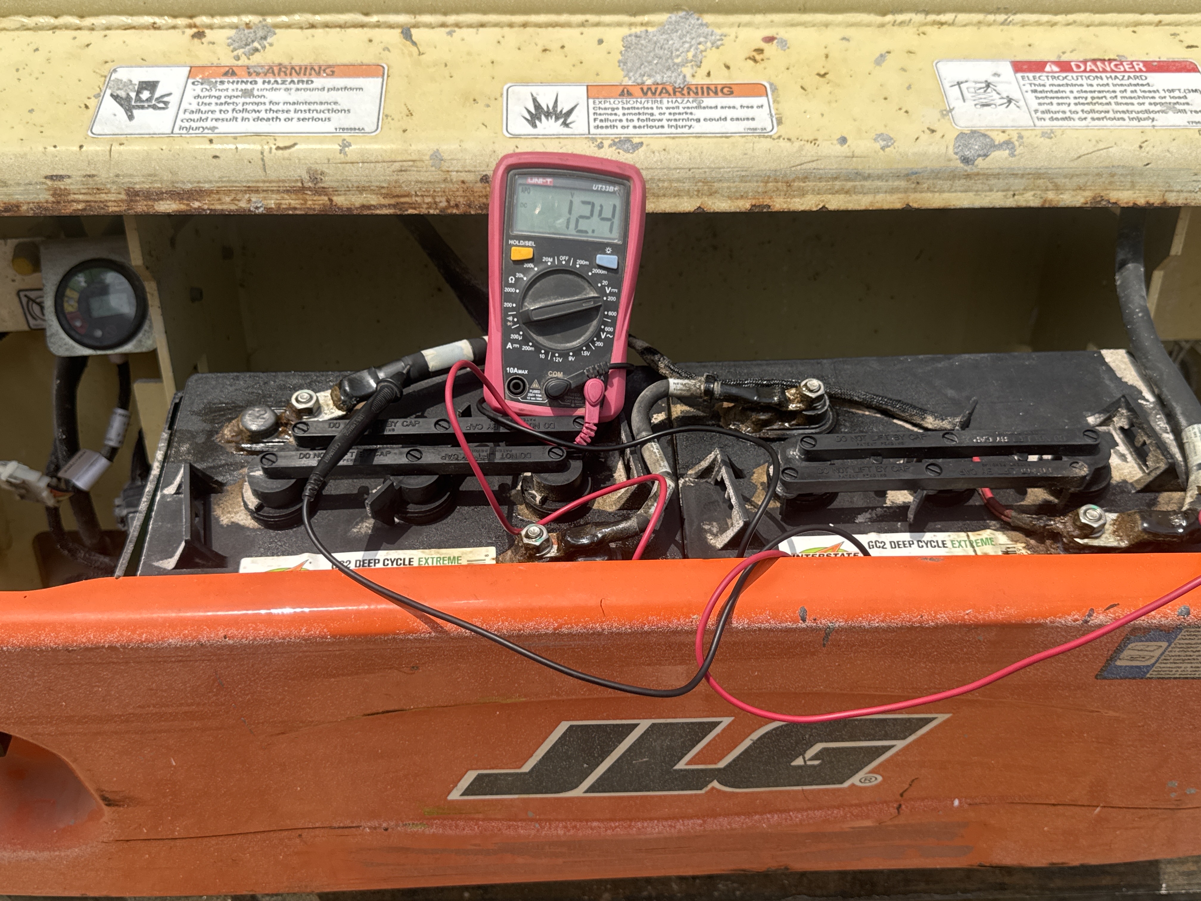SLA-016-JLG-2646ES-Scissor-lifts-inspection-Electronics-Battery-1
