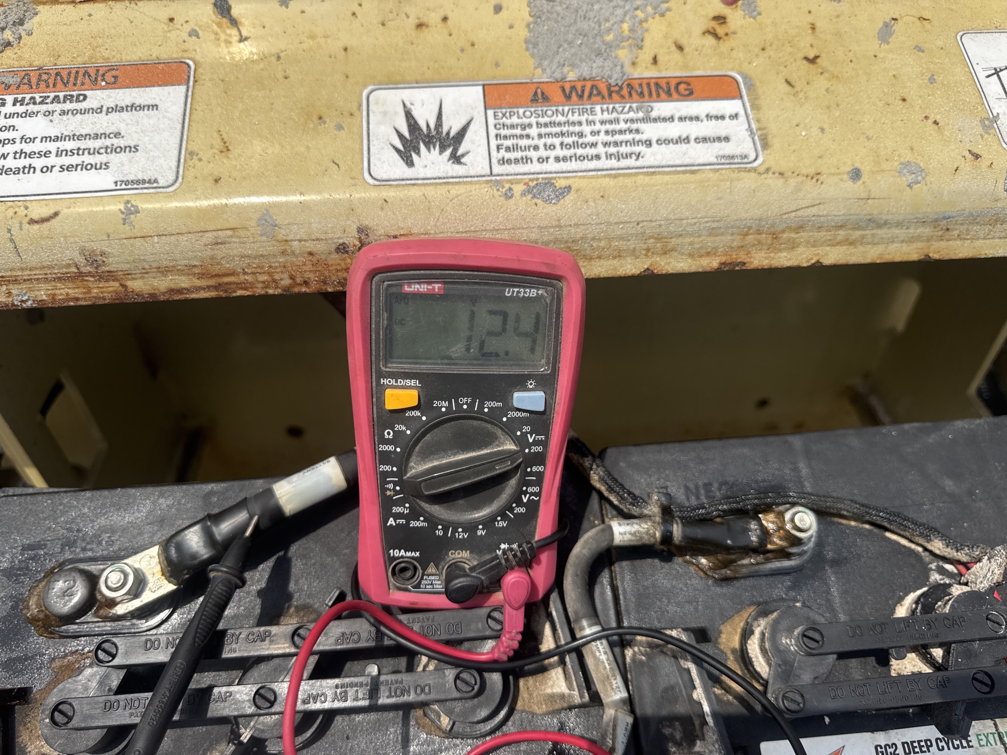 SLA-016-JLG-2646ES-Scissor-lifts-inspection-Electronics-Battery-1