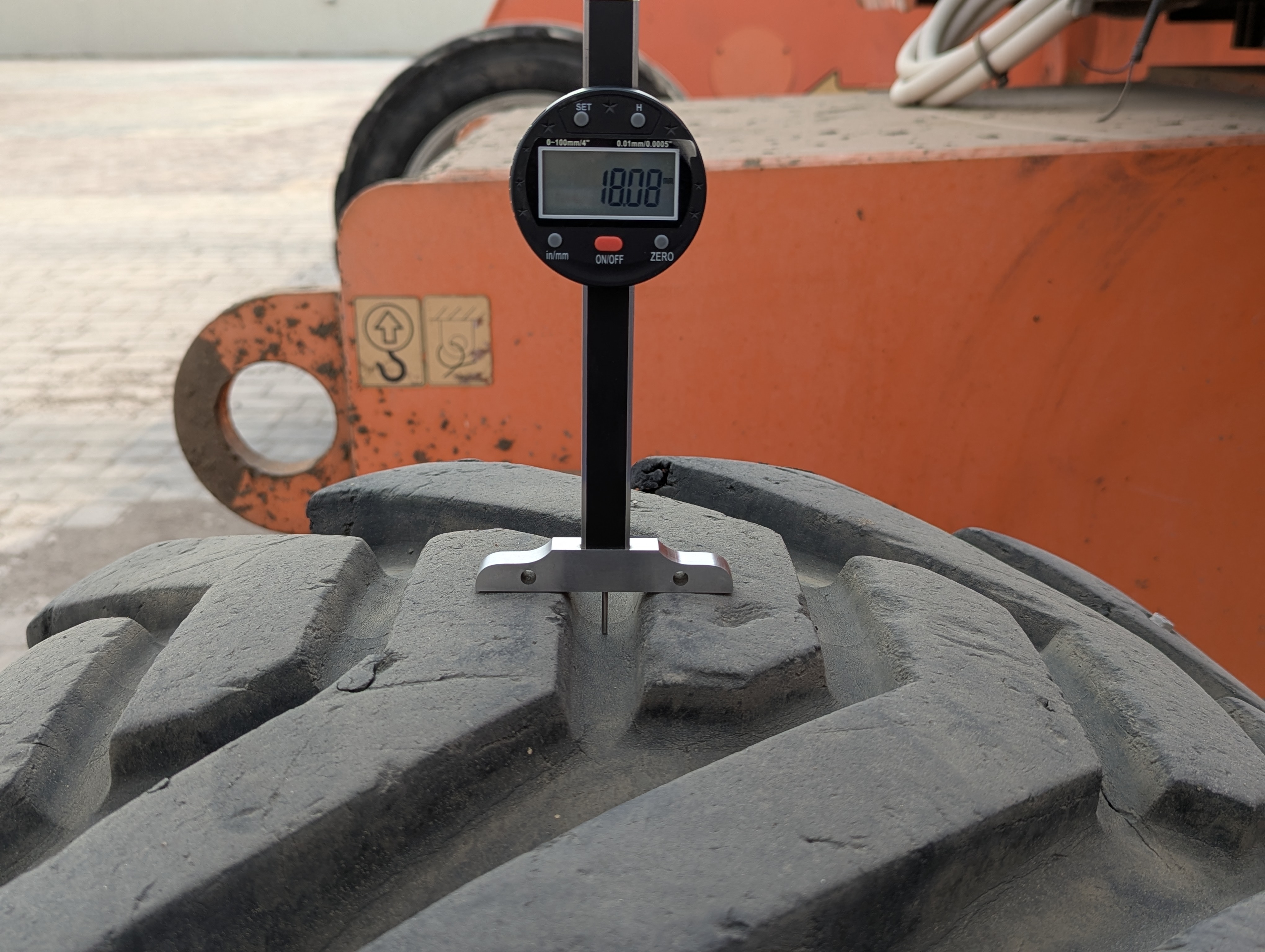 BLA-013-JLG-860SJ-Boom-lifts-inspection-Chassis-Left-front-tire---tread-depth-1