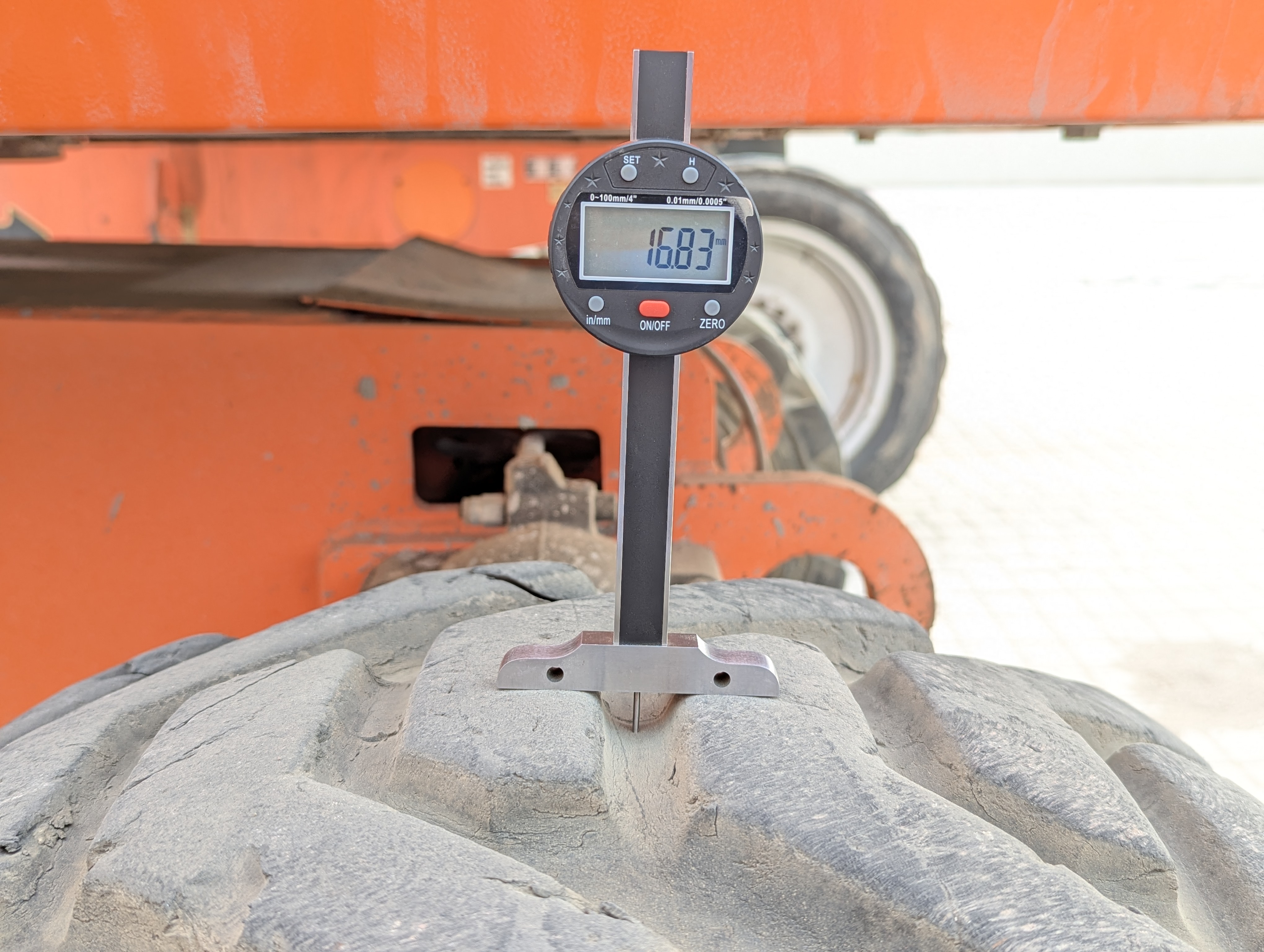 BLA-013-JLG-860SJ-Boom-lifts-inspection-Chassis-Left-rear-tire---tread-depth-1