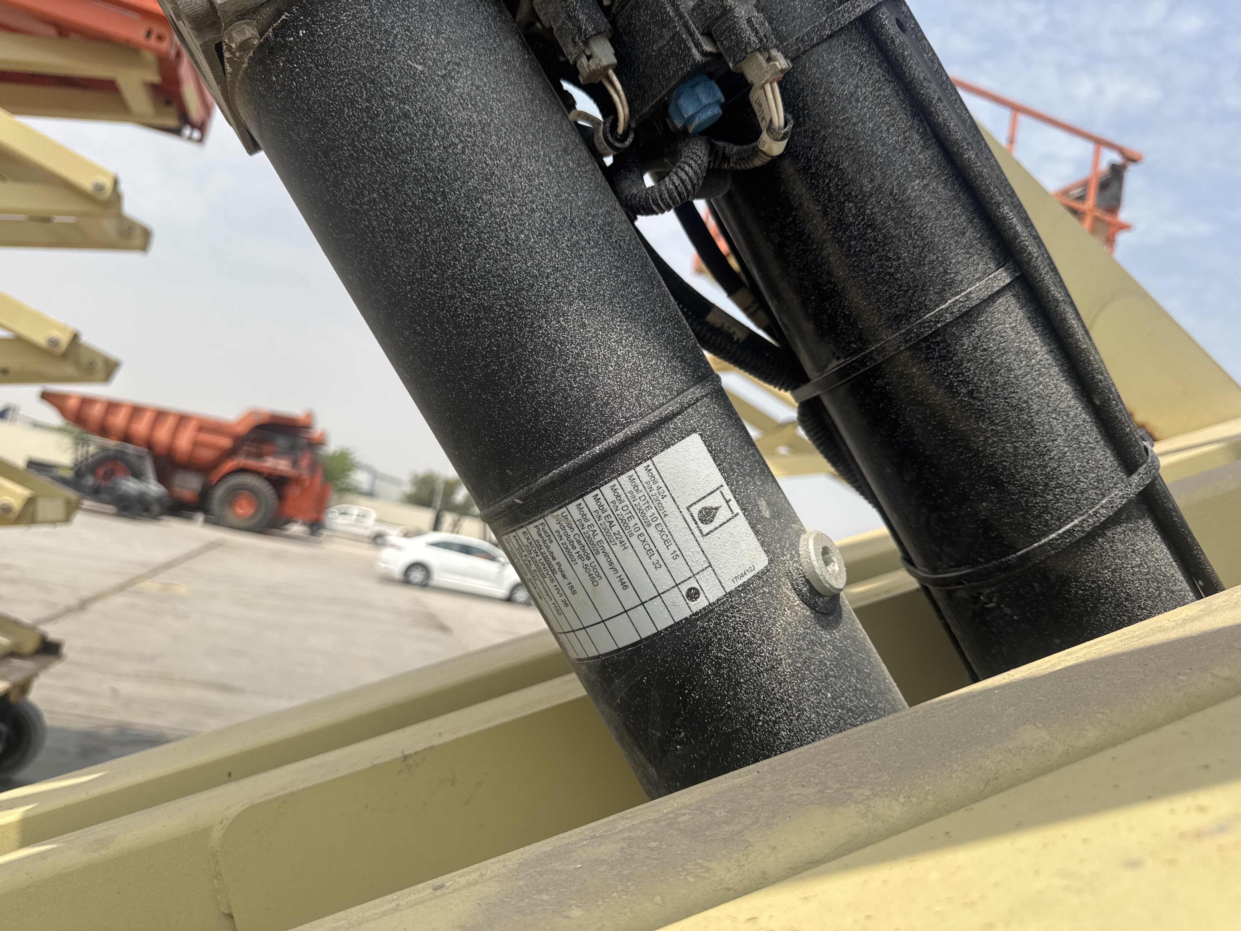 SLA-016-JLG-2646ES-Scissor-lifts-inspection-Hydraulics-Hydraulic-Tank-1