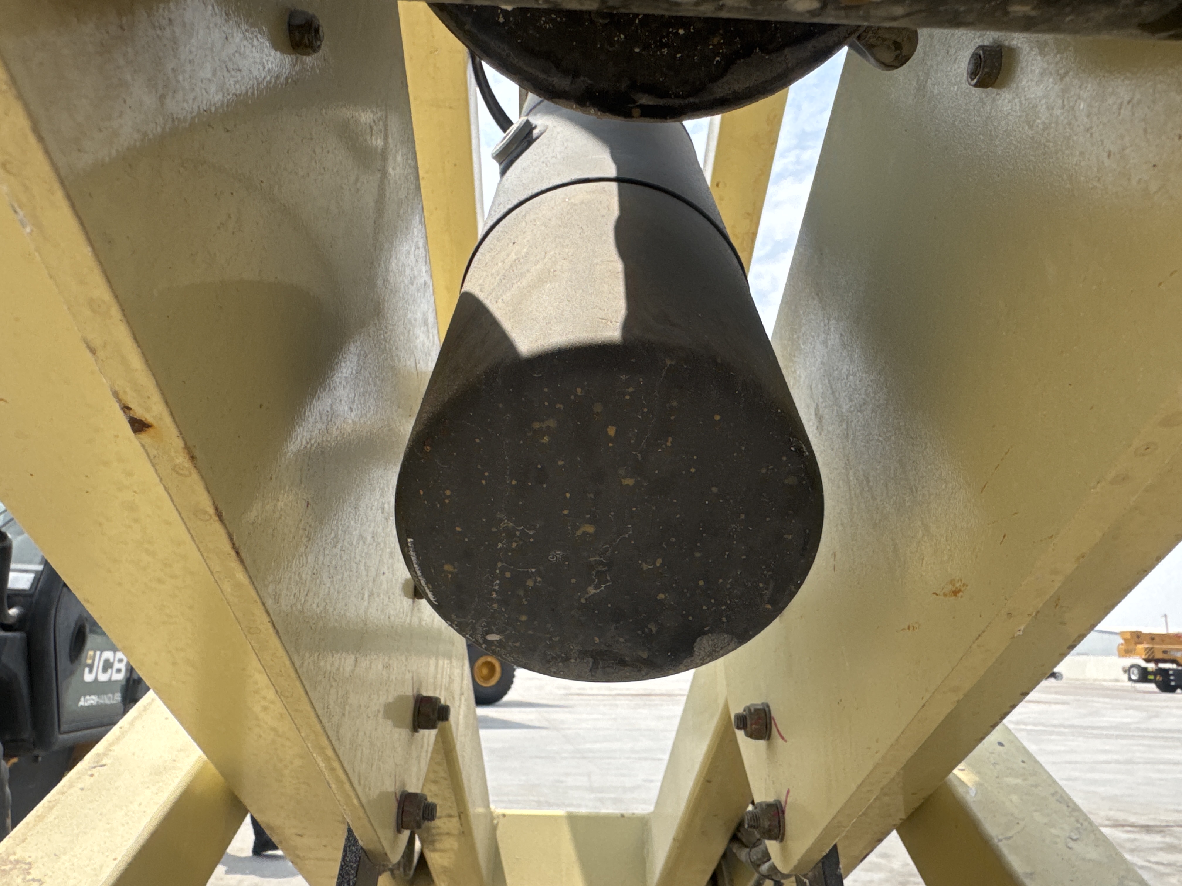 SLA-016-JLG-2646ES-Scissor-lifts-inspection-Hydraulics-Hydraulic-Tank-1