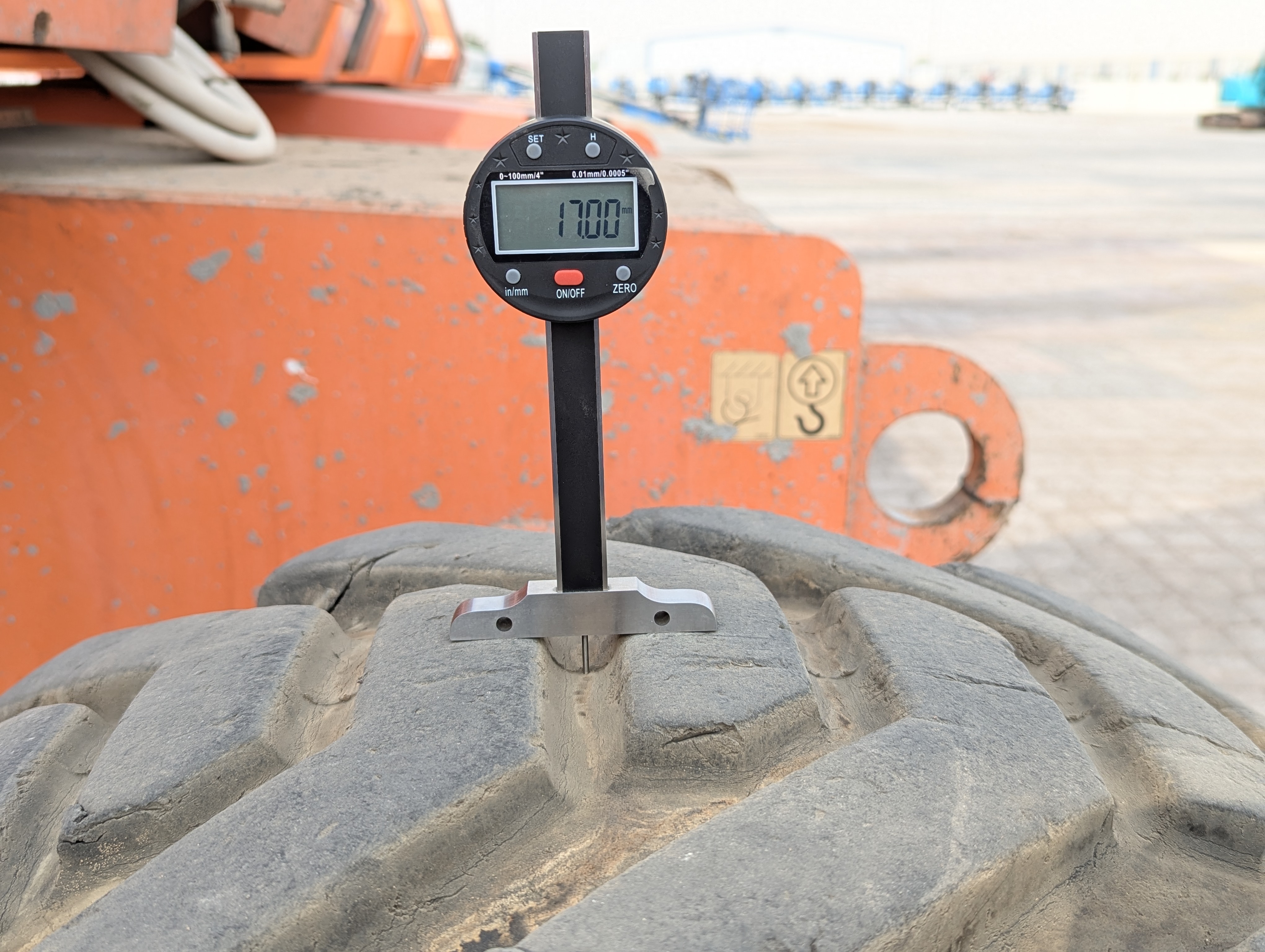 BLA-013-JLG-860SJ-Boom-lifts-inspection-Chassis-Right-front-tire---tread-depth-1